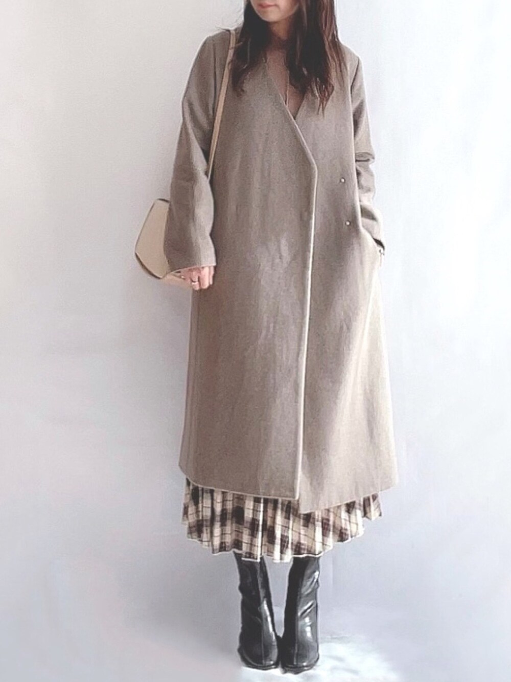 「年末WEAR感謝祭、KBF、ノーカラーコート、PR、チェックスカート、アイラインシルエット、SENSE OF PLACE by URBAN RESEARCH、スクエアトウ、ストレッチブーツ」｜「KBFのノーカラーコート（ノーカラーコート、ブラウン系）」を使った、hitomiさん（レディース・158cm）の冬コーディネートの1枚目の写真