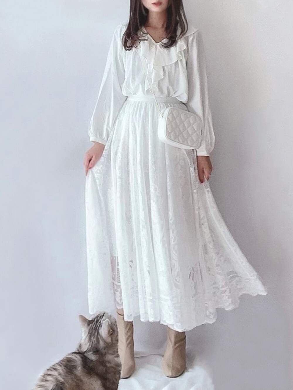 「Roomy's(Roomy's)、ルーミーズ、レースフレアスカート、ホワイト、ホワイトコーデ、フリルブラウス、キルティングバッグ、GU、PR、ストレッチブーツ」｜「Roomy'sのレースフレアスカート（スカート、ホワイト系）」を使った、hitomiさん（レディース・158cm）の春コーディネートの1枚目の写真