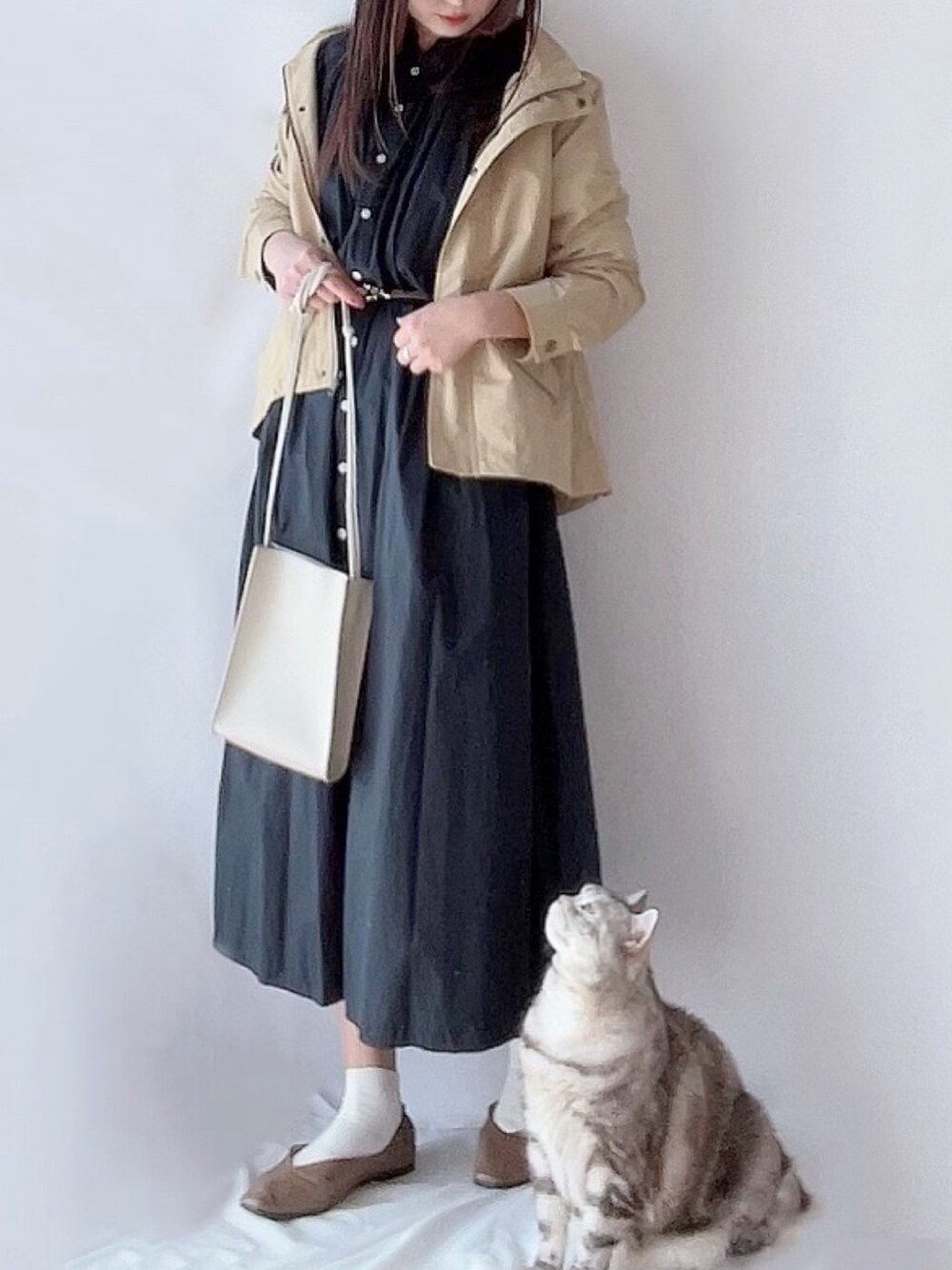「マウンテンパーカー、Sonny　Label、サニーレーベル、撥水加工、シャツワンピ、ギャザーシューズ、PR、春めきシューズ、大人カジュアル」｜「URBAN RESEARCH Sonny Labelの抗菌・撥水マウンテンパーカー（マウンテンパーカー、ベージュ系）」を使った、hitomiさん（レディース・158cm）の春コーディネートの1枚目の写真