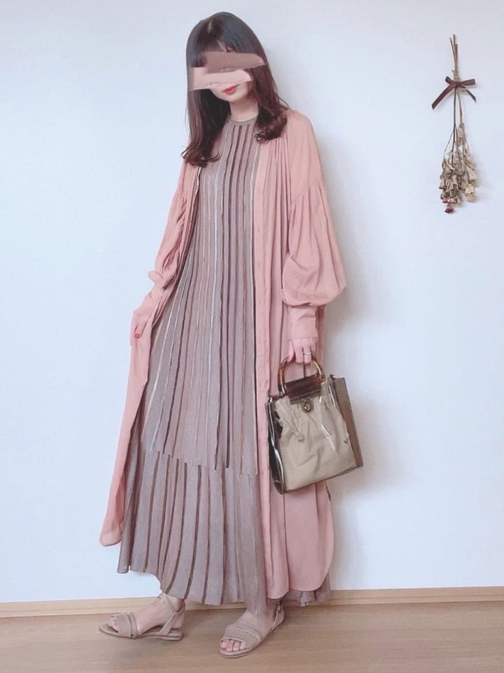 「LAGUNAMOON(LAGUNAMOON)、ラグナムーン、シアーレインボーニットワンピース、スキッパーワンピース、ロングシャツワンピ、クリアバッグ、Honeys、サンダル、ニコアンド、PR」｜「LAGUNAMOONのシアーレインボーニットワンピース（ワンピース、ブラウン系）」を使った、hitomiさん（レディース・158cm）の春コーディネートの1枚目の写真