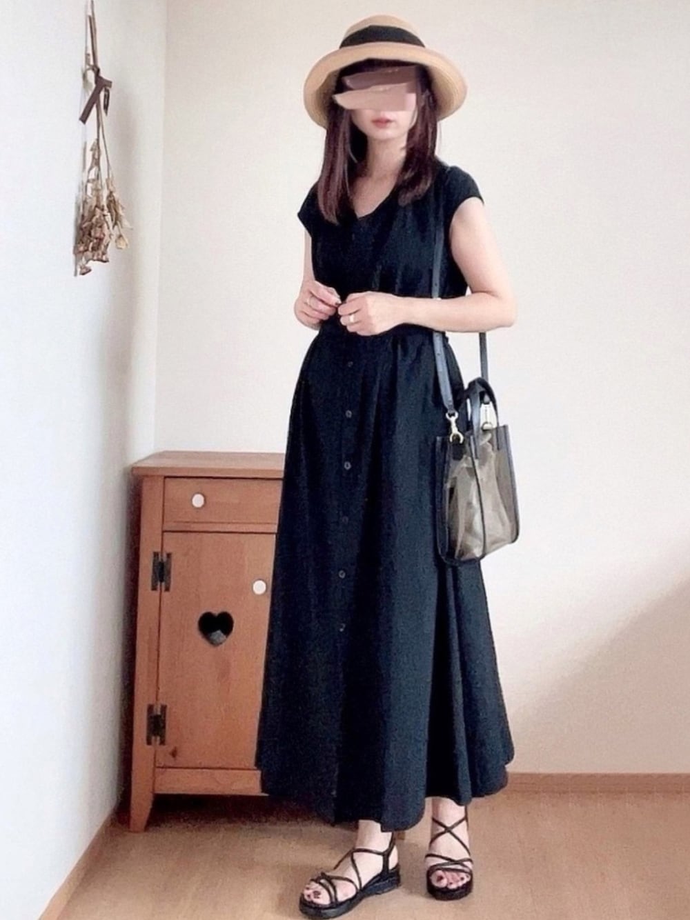 「ABITOKYO、ウエストマーク、フレンチスリーブ、ワンピース、麦わら帽子、クリアバッグ、サンダル、PR、夏コーデ」｜「ABITOKYOのウエストマーク タックロング フレンチスリーブ ワンピース（ワンピース、ブラック系）」を使った、hitomiさん（レディース・158cm）の春コーディネートの1枚目の写真
