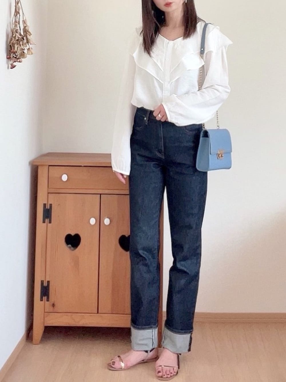 「toucher du brise、フリルカラーブラウス、ホワイト、デニム、チェーンバッグ、RODE SKO、PR、きれいめカジュアル、quommon」｜「toucher du briseのフリルカラーブラウス（シャツ/ブラウス、ホワイト系）」を使った、hitomiさん（レディース・158cm）の春コーディネートの1枚目の写真