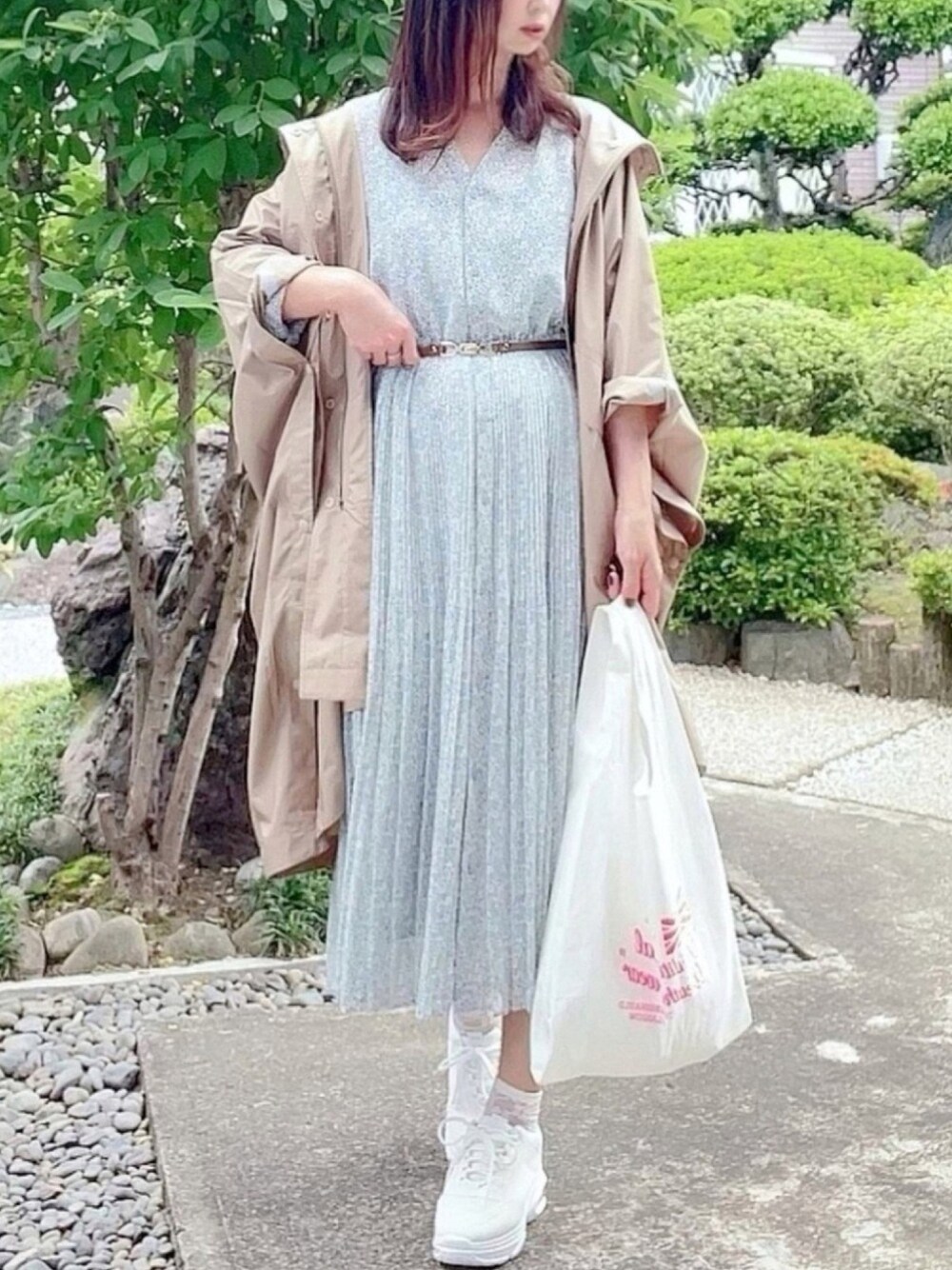 ホワイト系のトートバッグ、ブルー系のワンピース/ドレス、ホワイト系のスニーカーを着用したレディースの春コーディネートの1枚目の写真