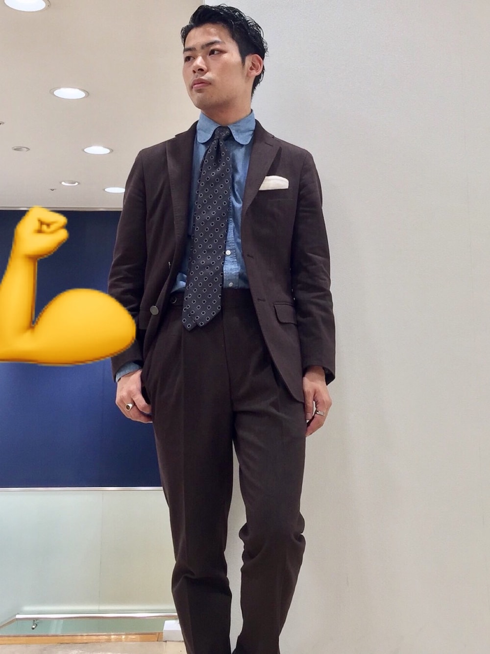 「スーツスタイル、セットアップ、ブラウン、へリンボーン、サキソニー、ドレス」｜「THE SUIT COMPANYのアイテム（テーラードジャケット、ブラウン系）」を使った、Inoue Yoshihiroさん（メンズ・164cm）の秋コーディネートの1枚目の写真