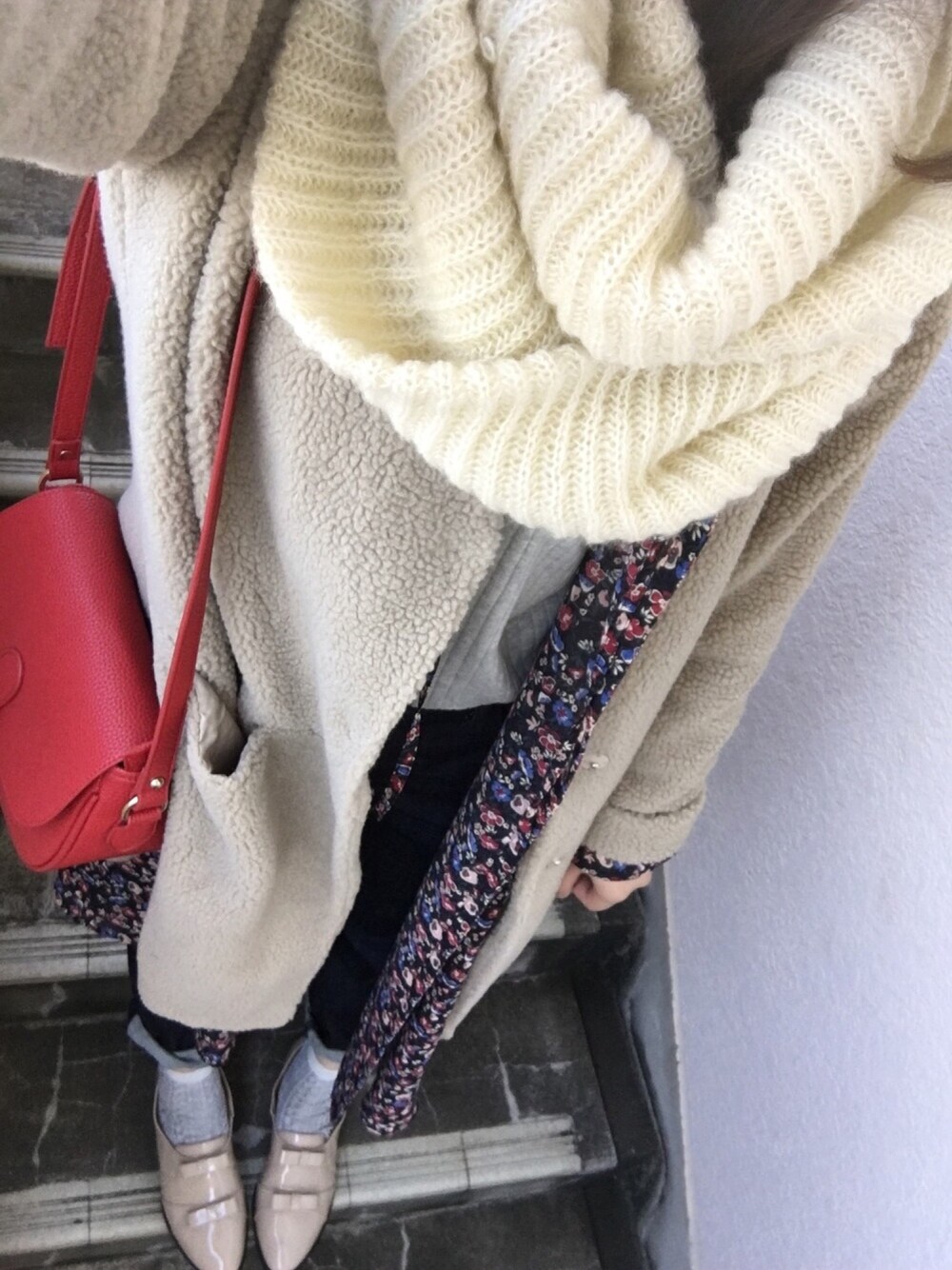 「オトナカジュアル、ノーカラーコート、冬、ボア、花柄ワンピース、デニムパンツ、パンプス×靴下、レイヤードスタイル」｜「Samansa Mos2のアイテム（ジャケット/アウター、ベージュ系）」を使った、paola♪さん（レディース・157cm）の冬コーディネートの1枚目の写真