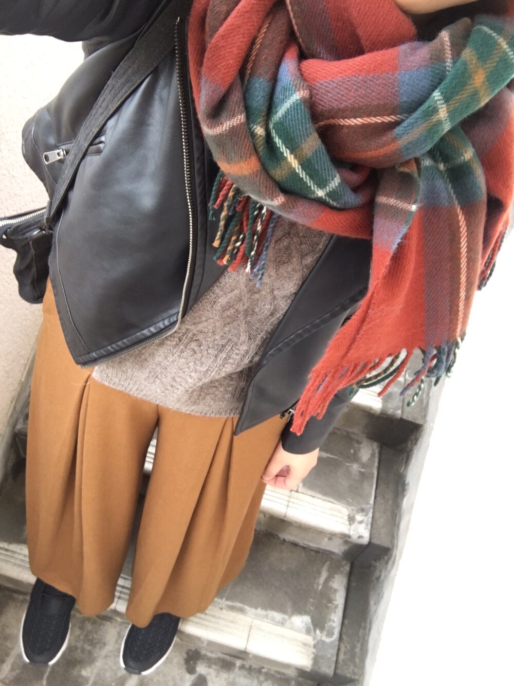 「きれいめカジュアル、パンツスタイル、ライダース、大人カジュアル、ブラック、ブラウン、チェック、UNIQLO」｜「recaのチェック柄大判ストール（ストール/ショール、ブラウン系）」を使った、paola♪さん（レディース・157cm）の冬コーディネートの1枚目の写真
