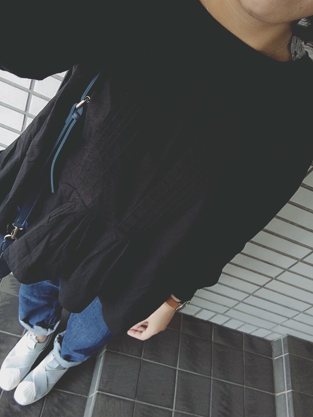 「シンプルコーデ、大人カジュアル、ブラック、デニム、adidas、スニーカー」｜「PLAIN CLOTHINGのFレザーバケツショルダーバッグ【PLAIN CLOTHING】（ショルダーバッグ、ブルー系）」を使った、paola♪さん（レディース・157cm）の春コーディネートの1枚目の写真