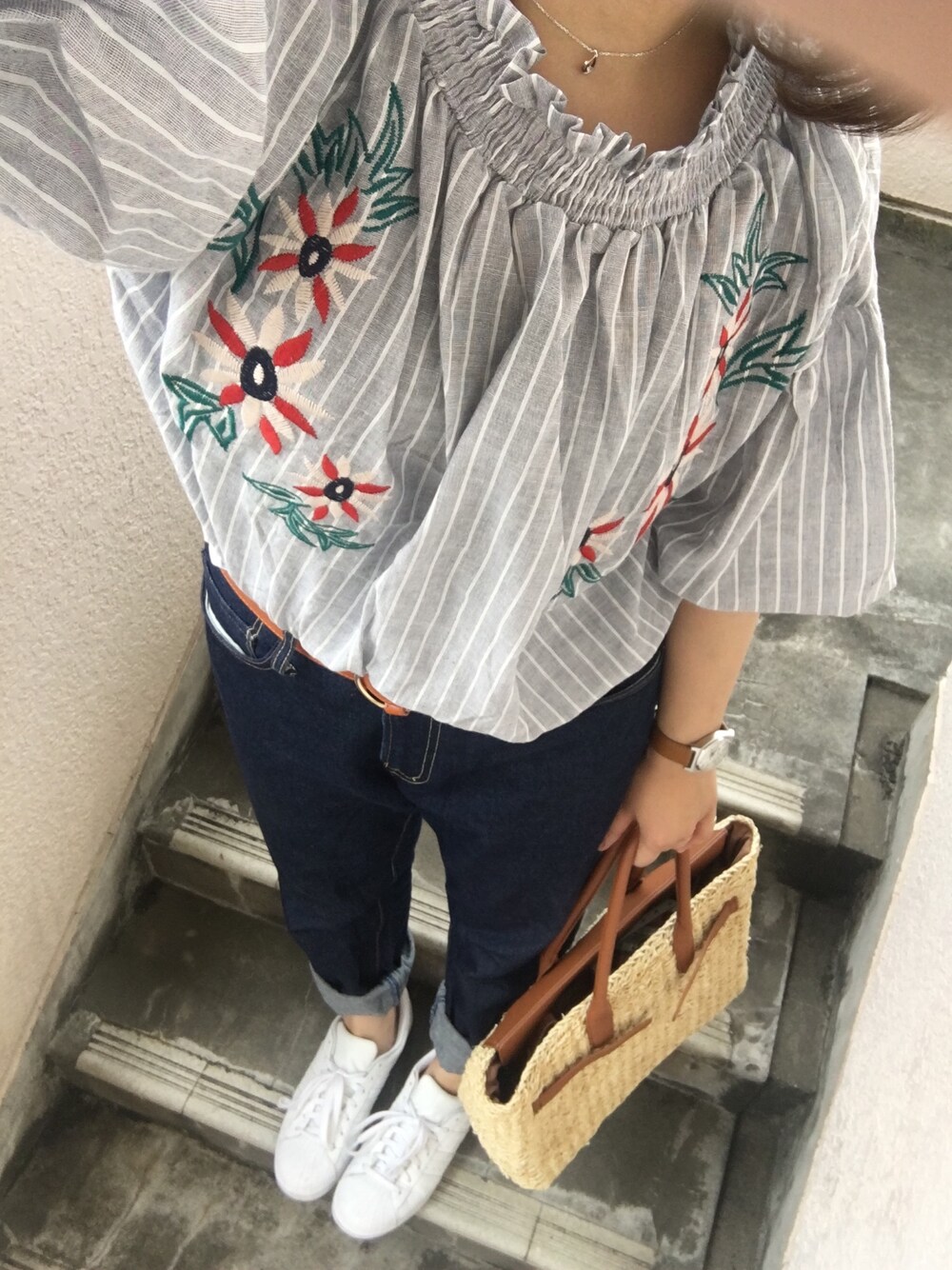 「夏コーデ、オトナカジュアル、シンプル、denim、ブラウス、刺繍、スニーカー」｜「CHIPIEの【CHIPIE/シピー】ストライプ刺繍2WAYブラウス【WEB限定】（シャツ/ブラウス、グレー系）」を使った、paola♪さん（レディース・157cm）の夏コーディネートの1枚目の写真