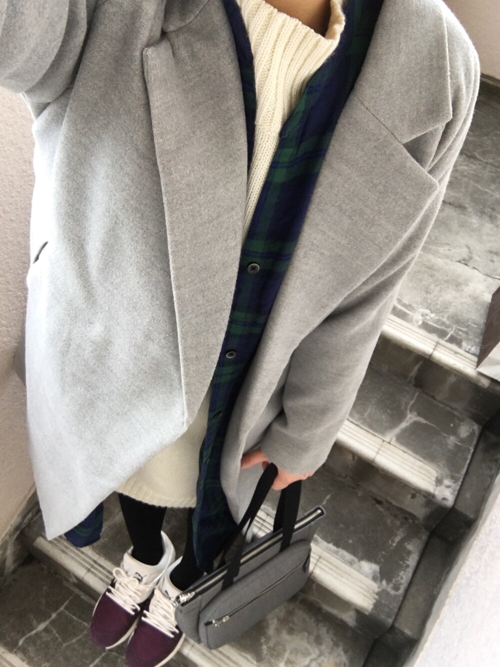 「大人カジュアル、冬、オトナ女子、スニーカー、ワンピース」｜「w closetのアイテム（チェスターコート、グレー系）」を使った、paola♪さん（レディース・157cm）の冬コーディネートの1枚目の写真