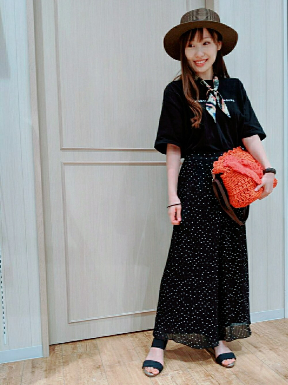 ブラック系のその他パンツ、ブラック系のTシャツ/カットソー、ブラック系のサンダルを着用したレディースの夏コーディネートの1枚目の写真