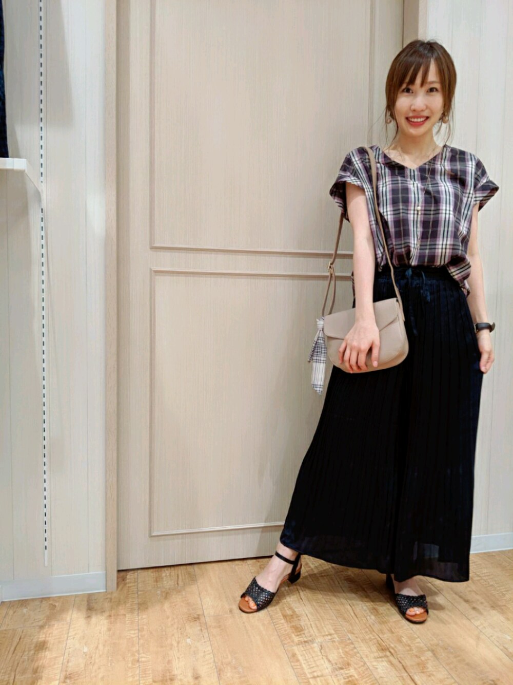 パープル系のシャツ/ブラウス、イエロー系のショルダーバッグ、ブラック系のサンダルを着用したレディースの夏コーディネートの1枚目の写真