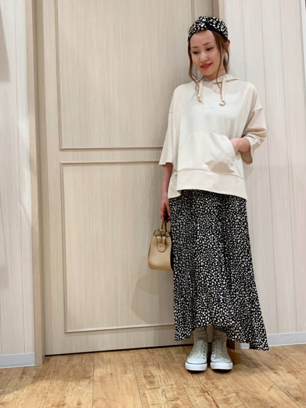「シューラルー、おしゃれさんと繋がりたい、スウェットパーカー、ベージュ、ヘアバンド、スニーカーコーデ、ママコーデ、ゆるカジ、休日スタイル、ゆるコーデ」｜「DRESKIPのラメ入り 紐なしスニーカー（スニーカー、ホワイト系）」を使った、himiさん（レディース・160cm）の夏コーディネートの1枚目の写真