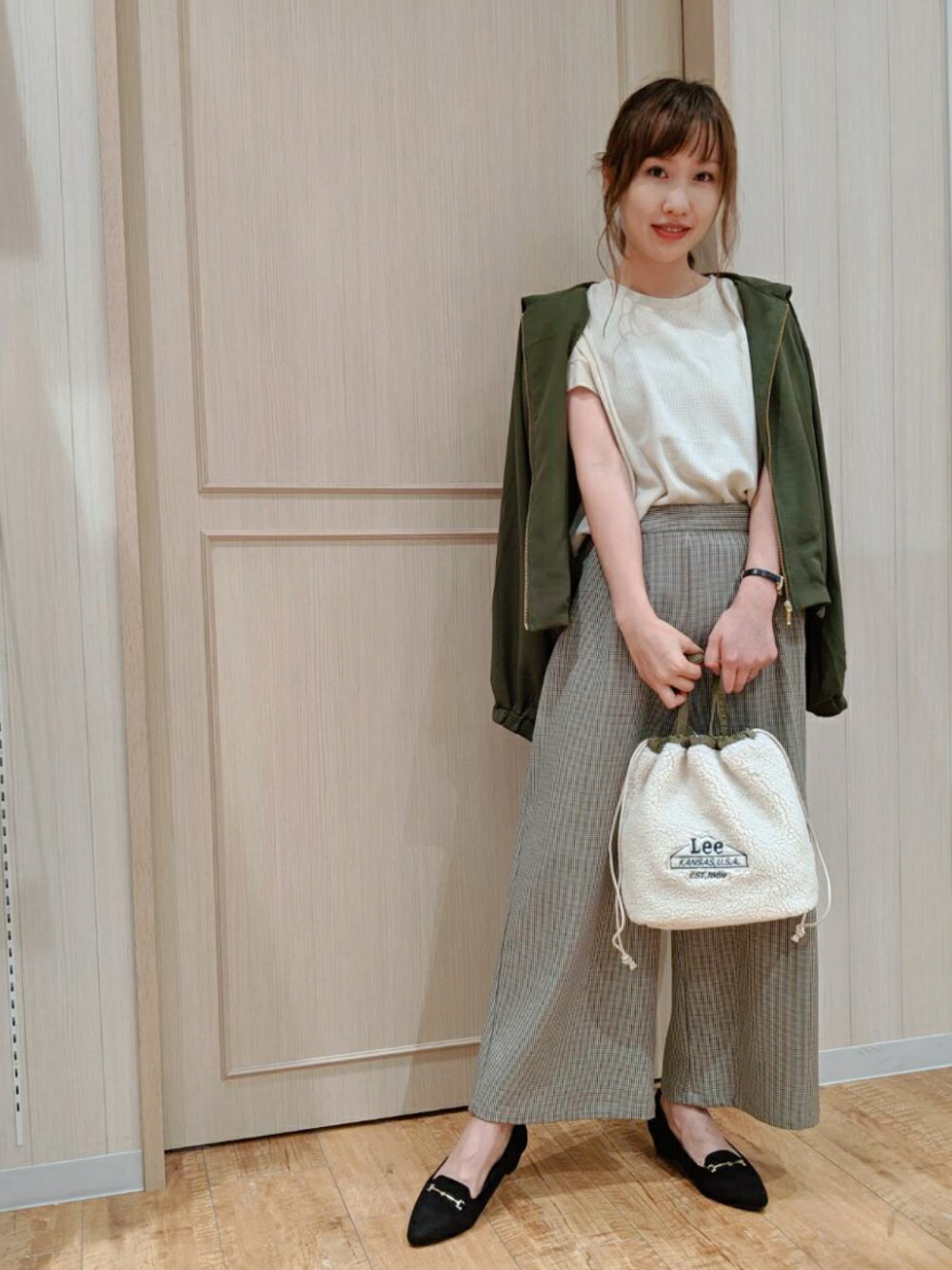 ブラック系のパンプス、イエロー系のその他パンツ、ベージュ系のTシャツ/カットソーを着用したレディースの夏コーディネートの1枚目の写真