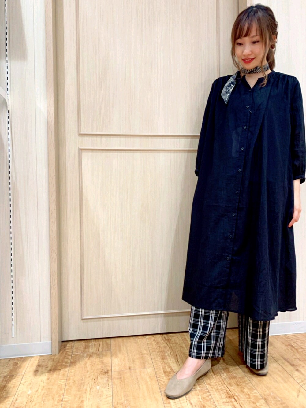 グレー系のパンプス、ブラック系のその他パンツ、ブラック系のワンピース/ドレスを着用したレディースの秋コーディネートの1枚目の写真