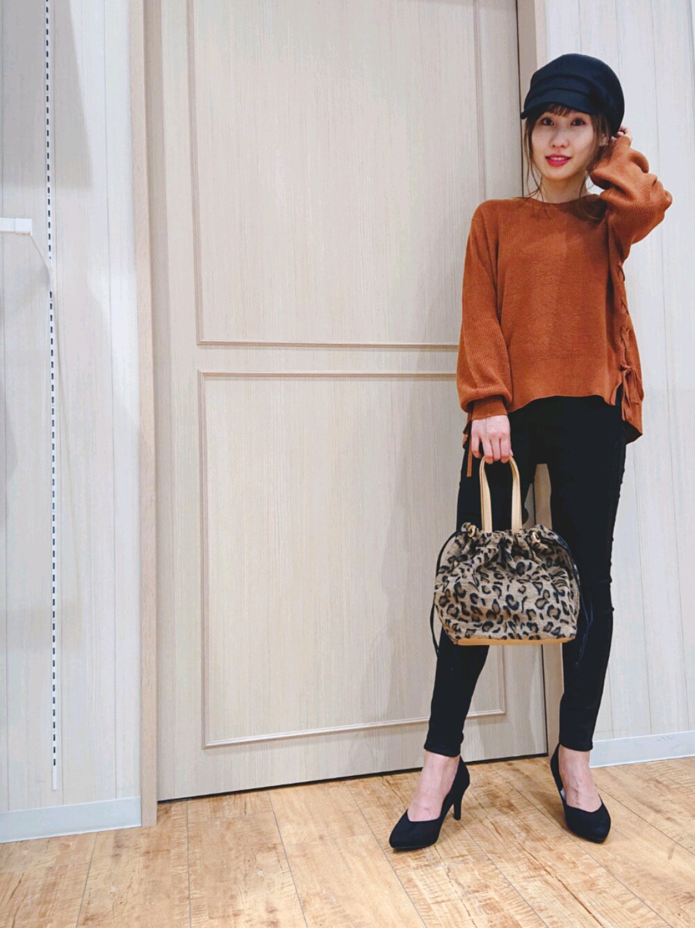 ブラック系のパンプス、ブラック系のその他パンツ、ブラウン系のトートバッグを着用したレディースの秋コーディネートの1枚目の写真