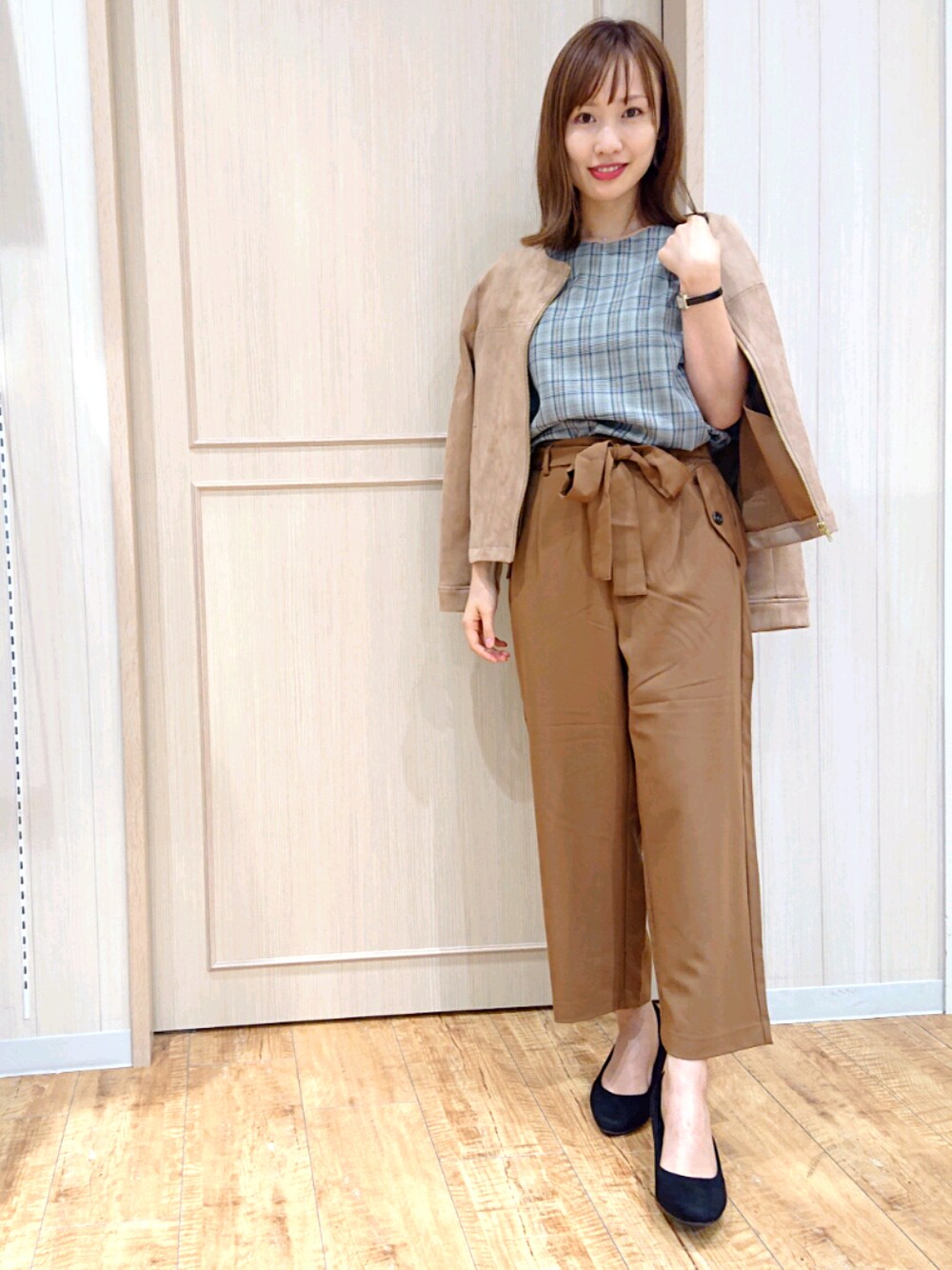 ブラック系のパンプス、ベージュ系のシャツ/ブラウス、ブラウン系のその他パンツを着用したレディースの秋コーディネートの1枚目の写真