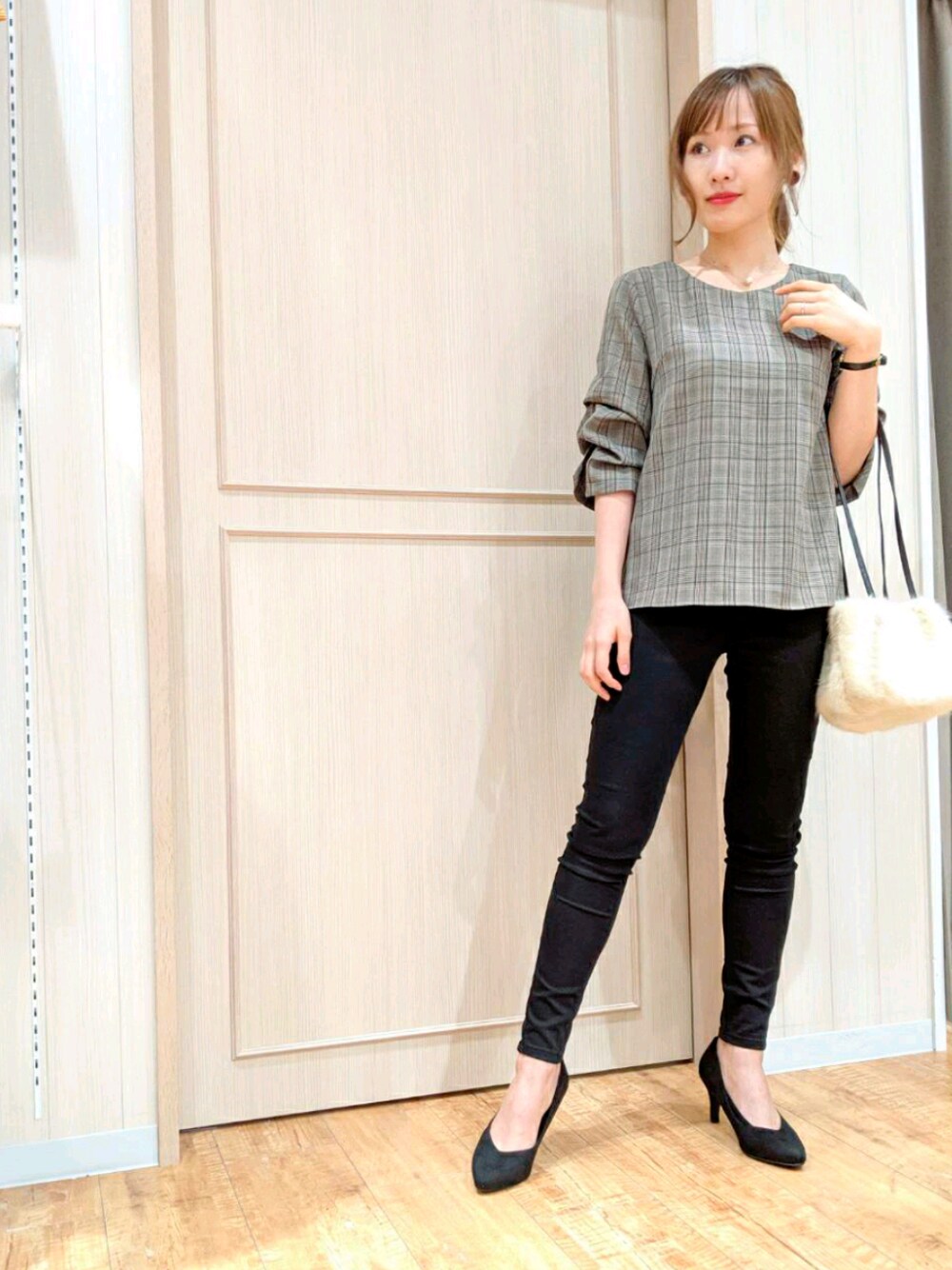 ブラック系のその他パンツ、ベージュ系のシャツ/ブラウス、ベージュ系のショルダーバッグを着用したレディースの秋コーディネートの1枚目の写真