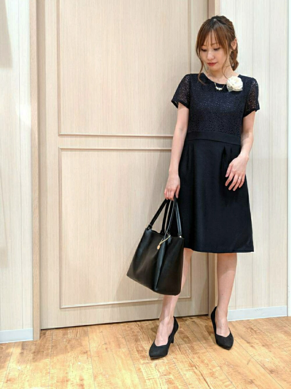 「セレモニー、シューラルー、入学式、卒業式、コサージュ、パンプス、レース、ワンピース、お洒落さんとつながりたい、ママコーデ」｜「SHOO・LA・RUEの【WEB限定サイズ】【洗える】らくドビーワンピース（ワンピース、ブラック系）」を使った、himiさん（レディース・160cm）の冬コーディネートの1枚目の写真
