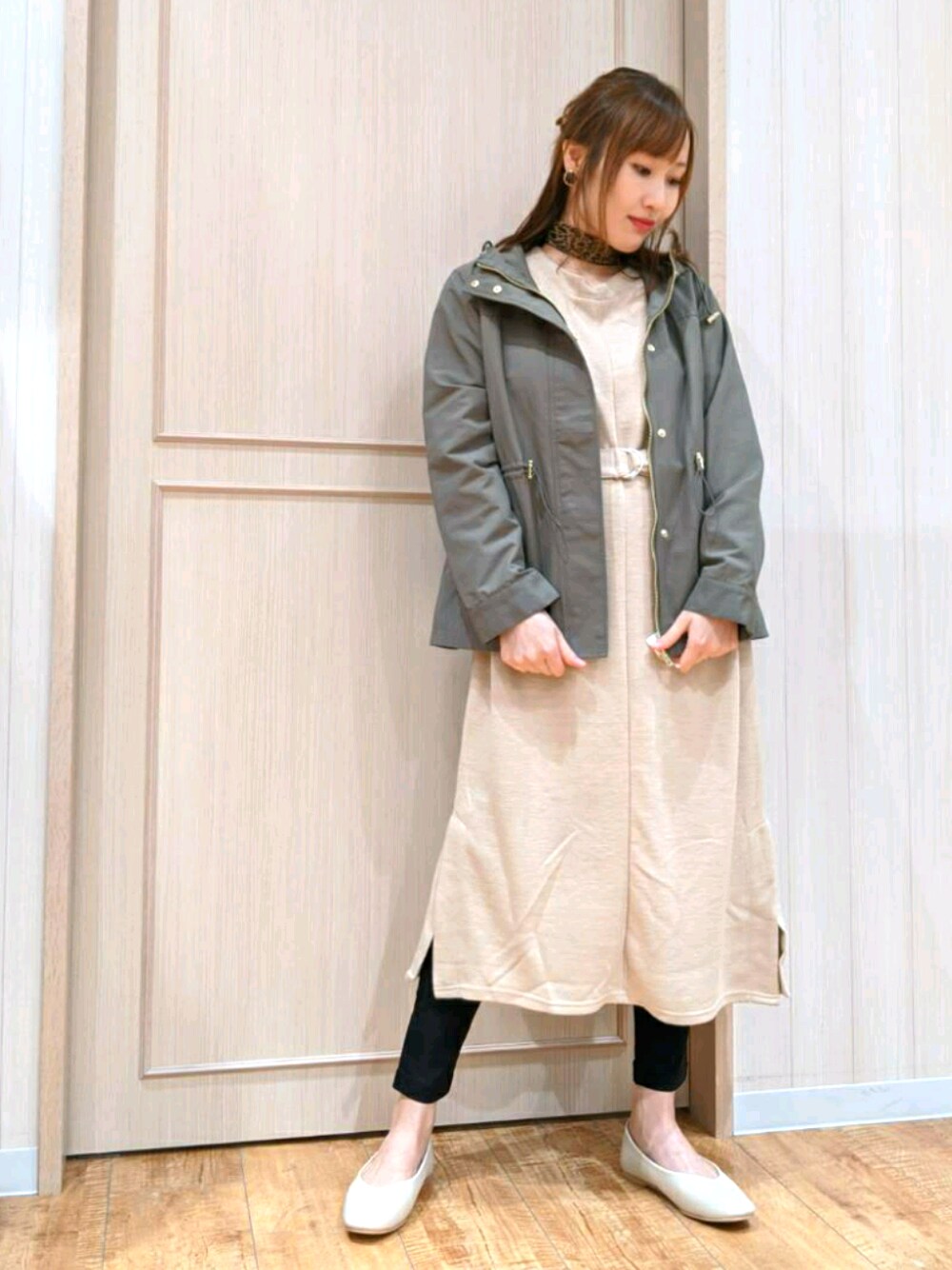 ベージュ系のワンピース、ブラック系のその他パンツ、ベージュ系のその他シューズを着用したレディースの冬コーディネートの1枚目の写真