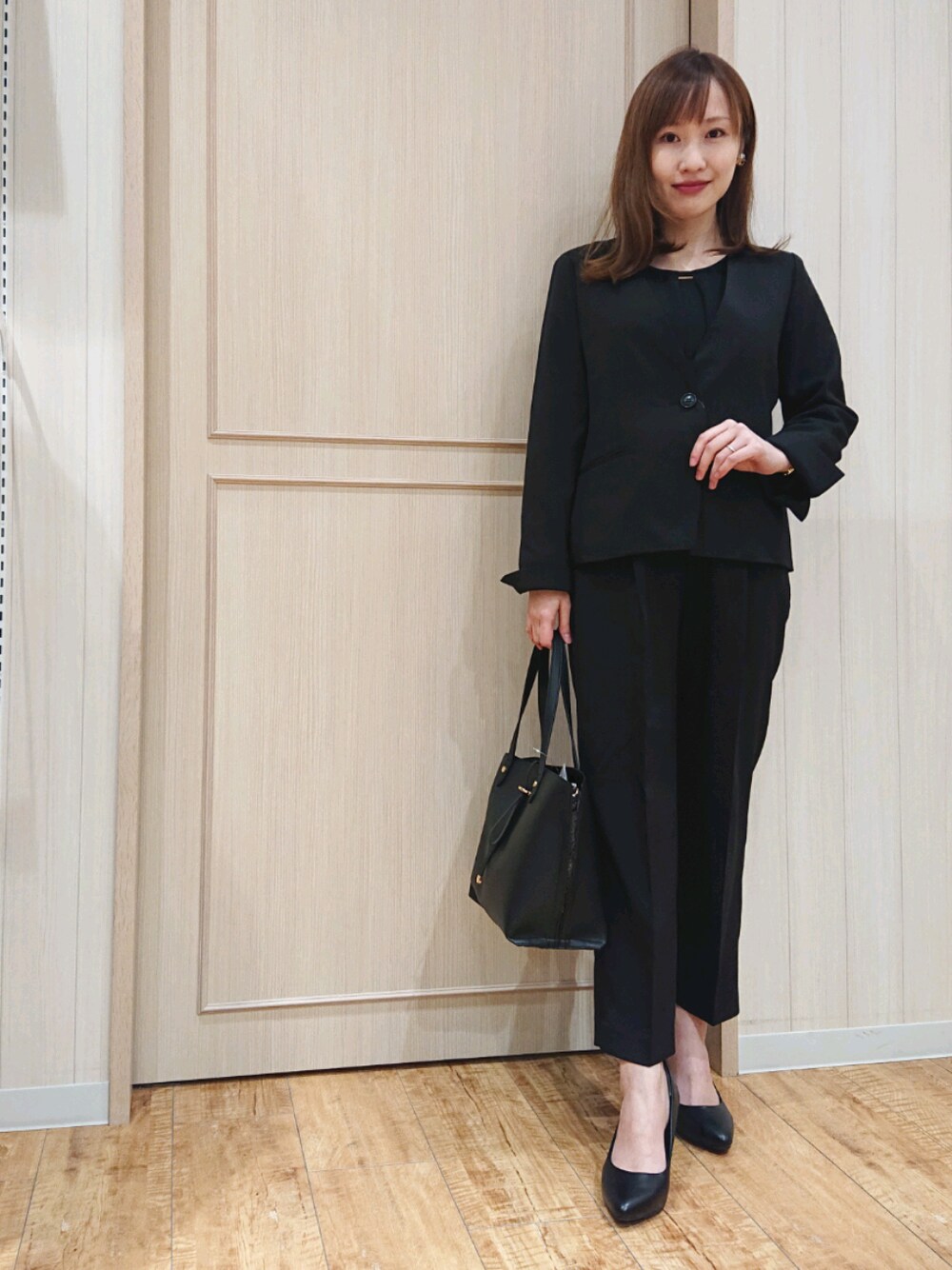 「テーパードパンツ、シューラルー、卒業式、卒園式、ママコーデ、セレモニー、フォーマル、入学式、ブラック、おしゃれさんと繋がりたい」｜「DRESKIPの2WAY サイドパイソン柄あおりトートバッグ（トートバッグ、ブラック系）」を使った、himiさん（レディース・160cm）の冬コーディネートの1枚目の写真