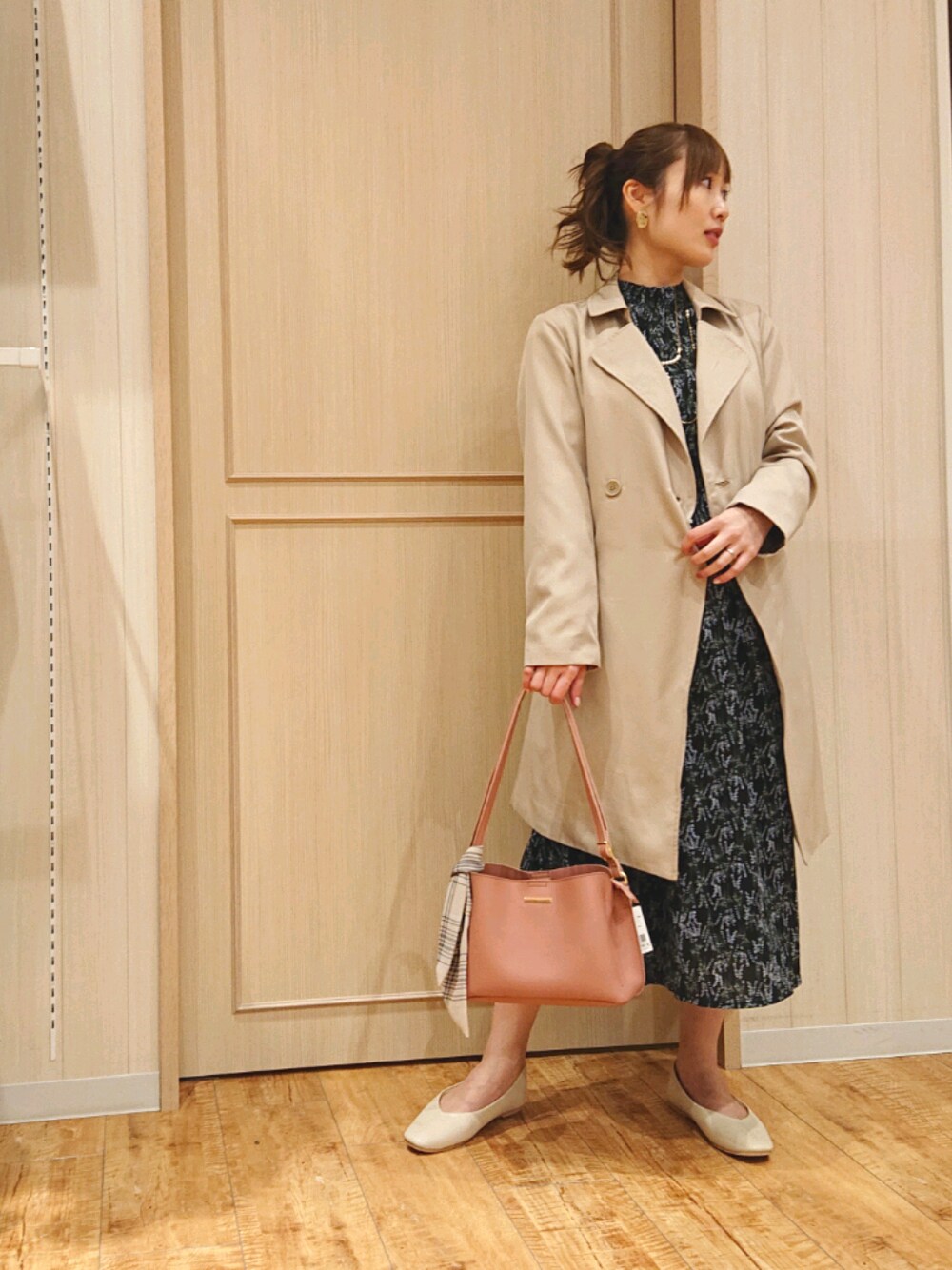 「シューラルー、スプリングコート、レトロ、春色、着回しコーデ、大人カジュアル、休日、ママコーデ、ママファッション、春コーデ」｜「DRESKIPの【M-LL/防花粉/通勤/セレモニー】ベルト付ダブルボタンコート（トレンチコート、ベージュ系）」を使った、himiさん（レディース・160cm）の春コーディネートの1枚目の写真