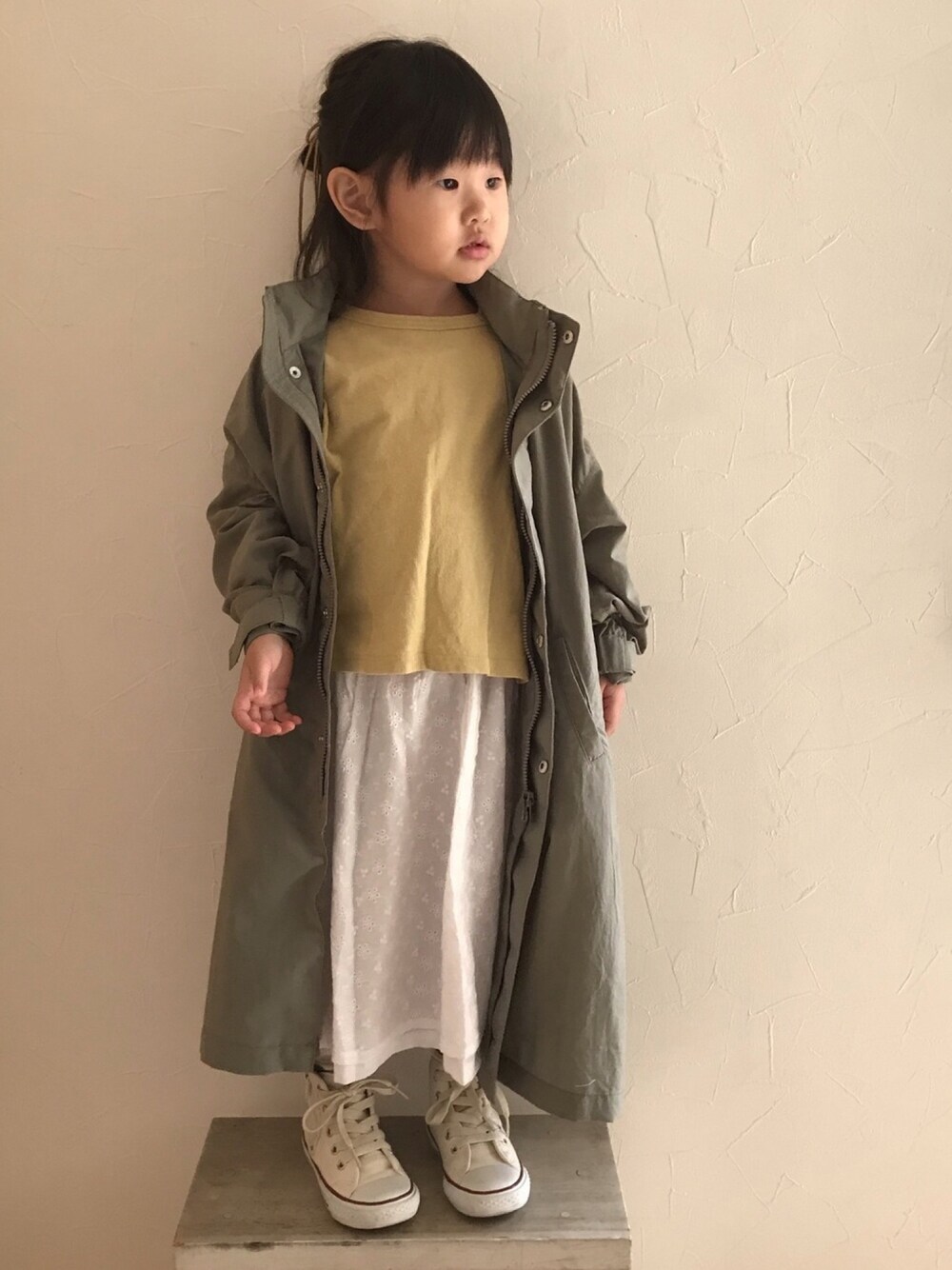 「パステル映える春、パステルカラー、イエロー、ローリーズファーム(LOWRYS FARM)、春コーデ、モンスターパーカー、コンバース オールスター」｜「LOWRYS FARMのモンスターパーカー　860973（テーラードジャケット、グリーン系）」を使った、maakeeさん（キッズ・100cm）の春コーディネートの1枚目の写真