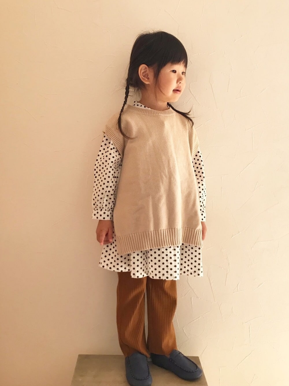 「グローバルワーク(GLOBAL WORK)、グローバルワーク キッズ、ベスト、ベストスタイル、シャツワンピ、ドット」｜「GLOBAL WORKの【キッズ】ベストSETシャツワンピ7分袖/878706（ワンピース、ホワイト系）」を使った、maakeeさん（キッズ・100cm）の春コーディネートの1枚目の写真