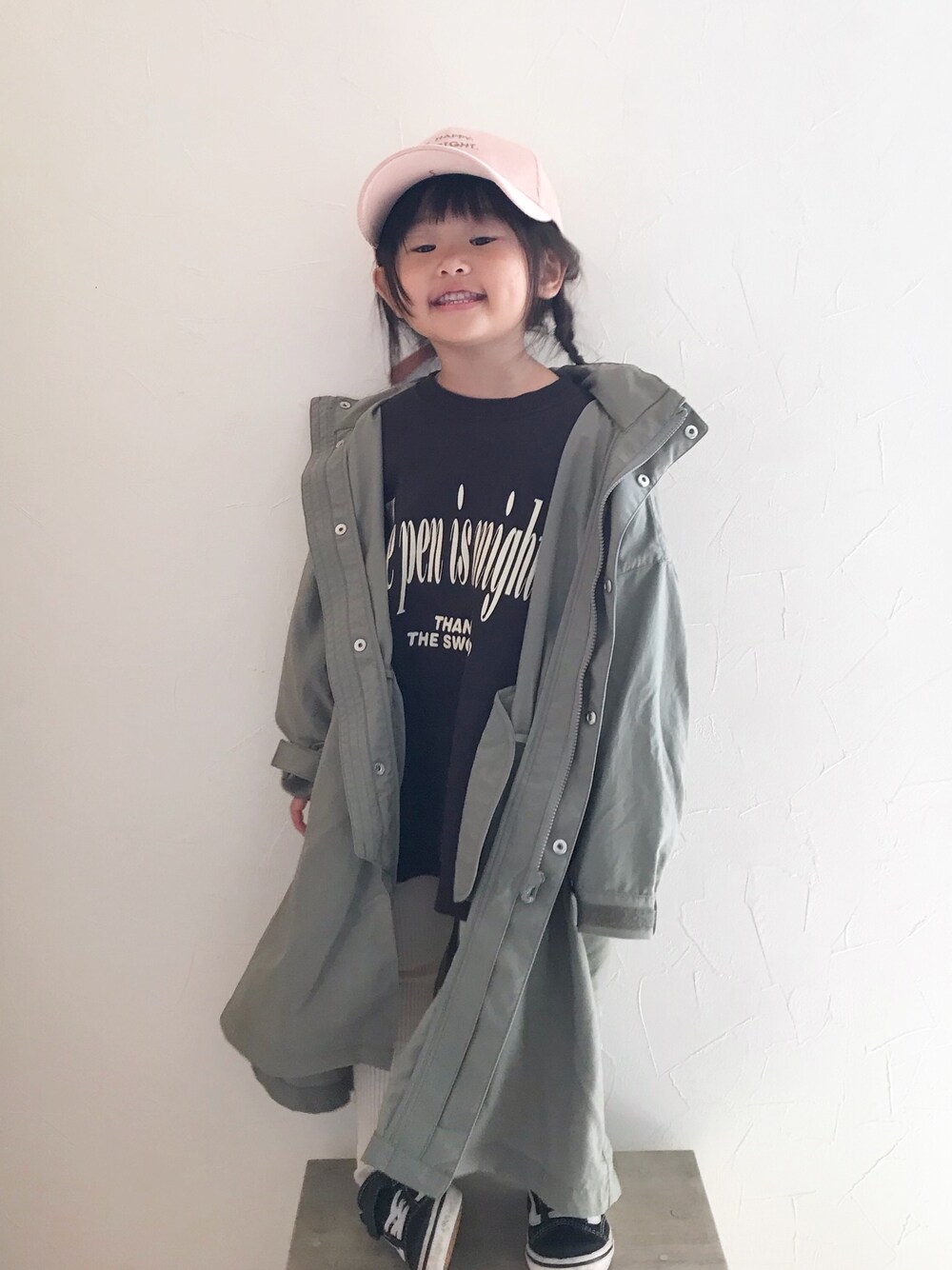 「モンスターパーカー、ローリーズファーム(LOWRYS FARM)、ローリーズファームキッズ、monmimi、韓国ファッション、韓国子供服、ピンク、レギンス、VANS、メンズライク」｜「monmimiのアイテム（スウェット、ブラック系）」を使った、maakeeさん（キッズ・100cm）の春コーディネートの1枚目の写真