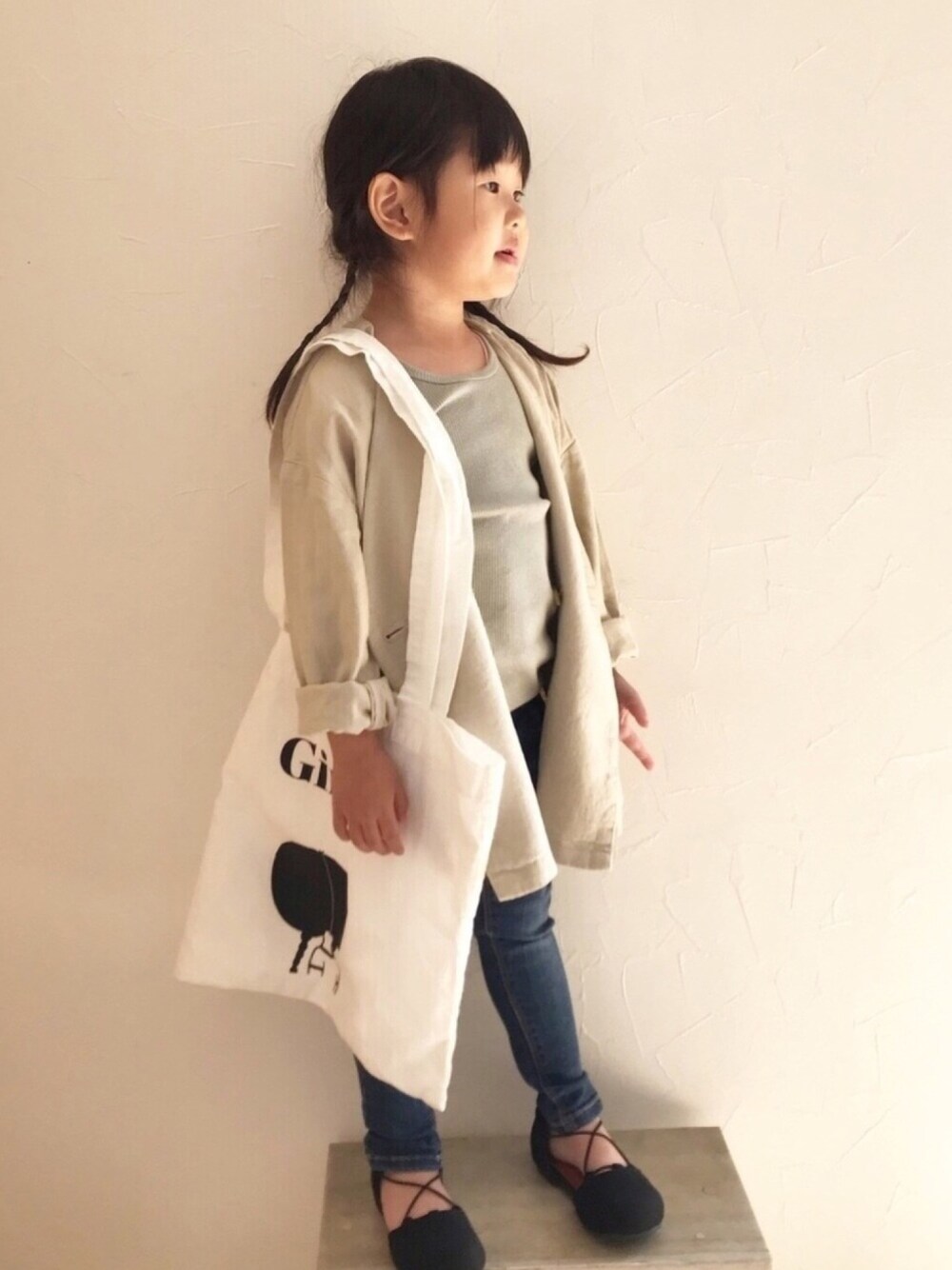 「デニムパンツ、スキニーデニム、ZARA KIDS、ローリーズファーム(LOWRYS FARM)、ジャケットスタイル、sorotto、monmimi、ノーカラージャケット、大人コーデ、三つ編み」｜「LOWRYS FARMのリブタンク　861782（タンクトップ、グリーン系）」を使った、maakeeさん（キッズ・100cm）の春コーディネートの1枚目の写真