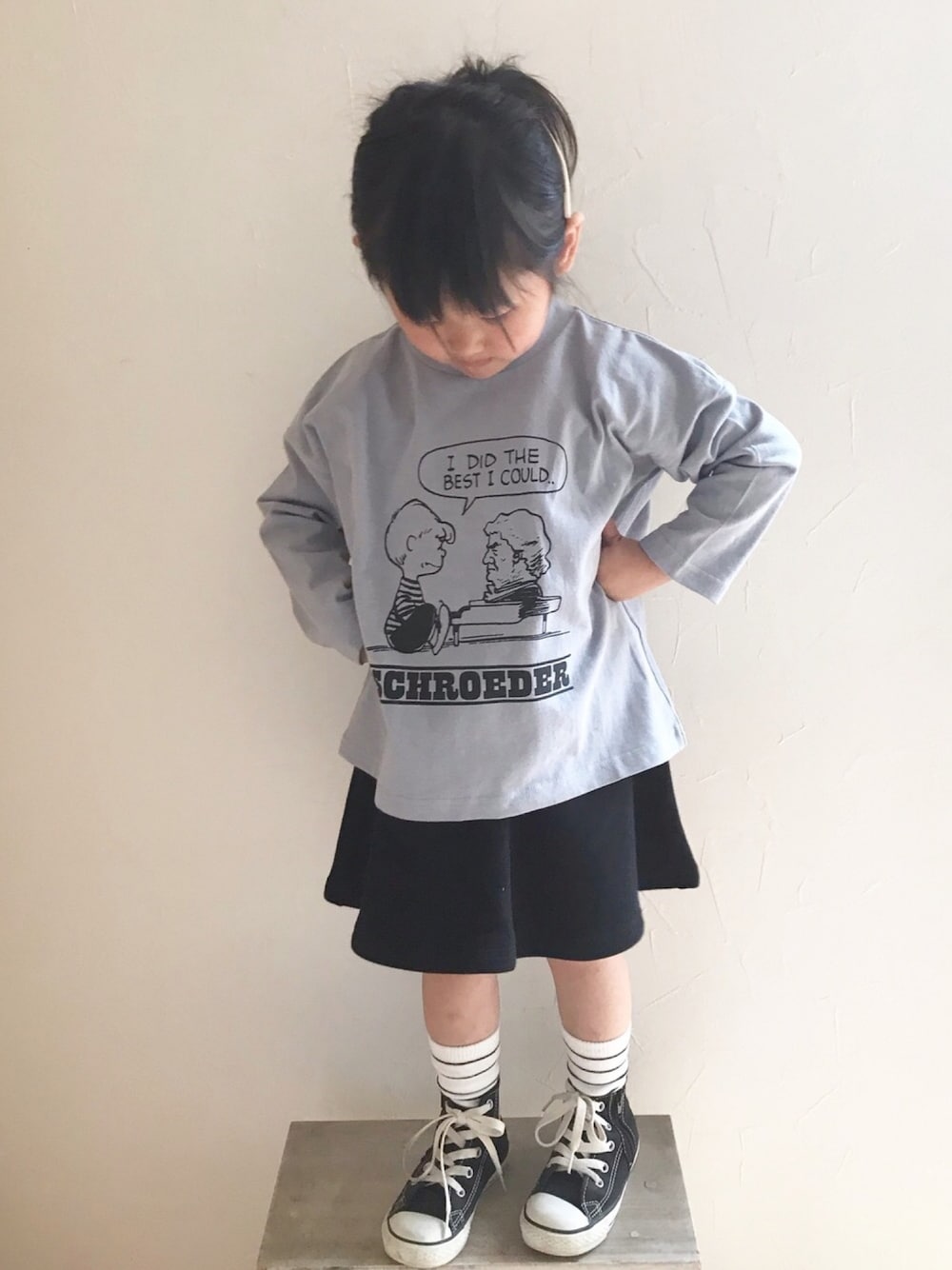 「ハイカットスニーカー、コンバース、オールスター、黒コンバース、ローリーズファーム(LOWRYS FARM)、スヌーピー、ユニクロ、monmimi、カジュアルコーデ」｜「LOWRYS FARMのＰＥＡＮＵＴＳプリントＬＳ　875115（Tシャツ/カットソー、ブルー系）」を使った、maakeeさん（キッズ・100cm）の春コーディネートの1枚目の写真