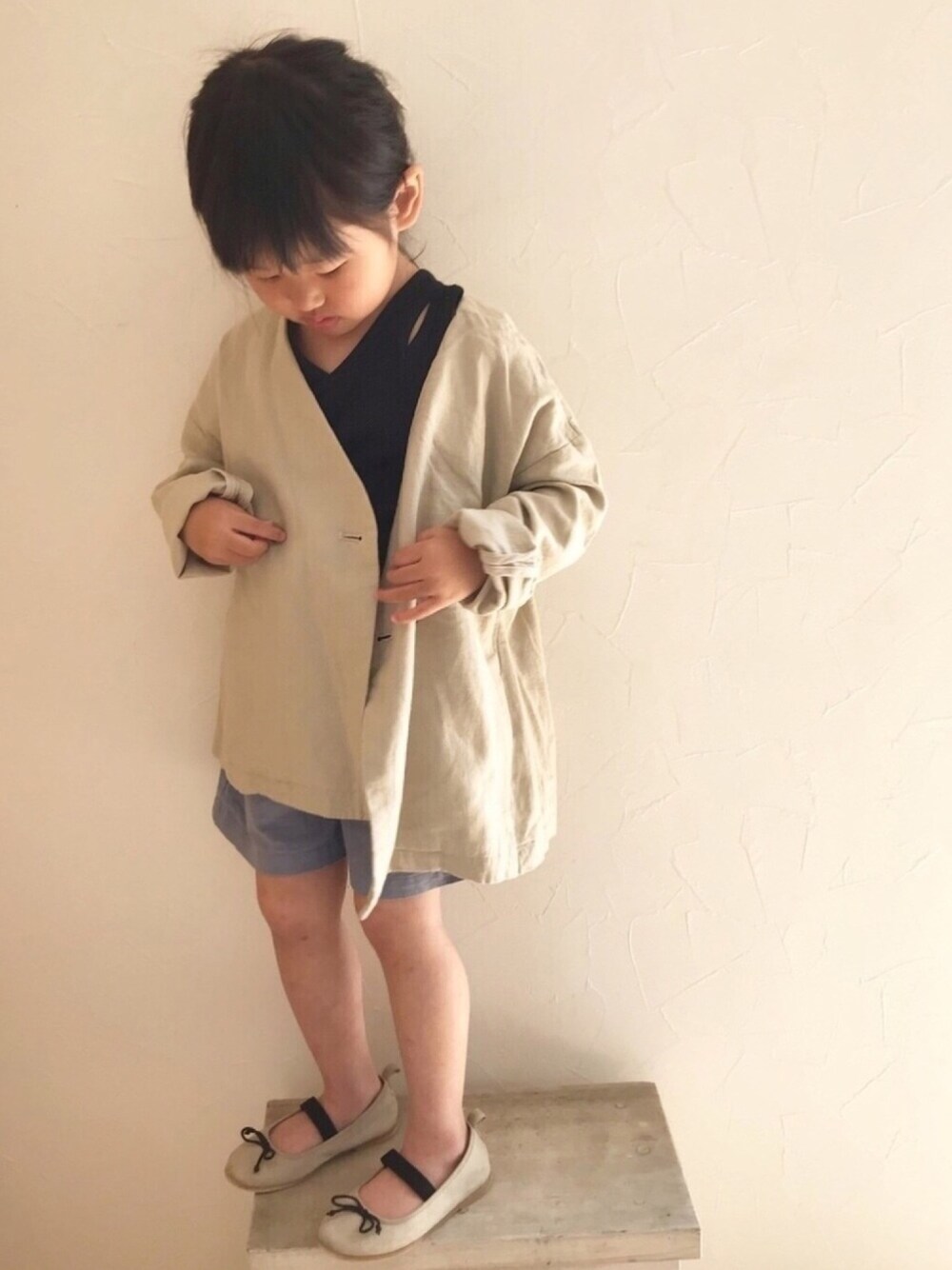 「ハーフパンツ、リネン、ローリーズファーム(LOWRYS FARM)、JEANASiS、タンクトップ、ブルー、ZARA KIDS、ジャケット、ザラ」｜「LOWRYS FARMのノーカラージャケット　872002（ノーカラージャケット、ホワイト系）」を使った、maakeeさん（キッズ・100cm）の春コーディネートの1枚目の写真