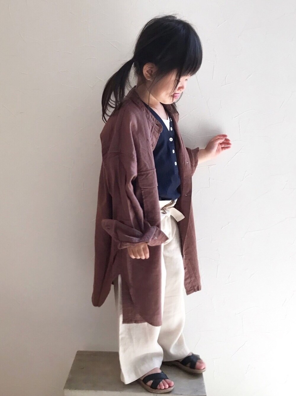 「白パンツ、ワイドパンツ、JEANASiS、ジーナシス、シャツスタイル、ブラウン×ホワイト、ZARA KIDS、韓国子供服、キッズファッション、女の子コーデ」｜「JEANASISの【KIDS】レーヨンリネンバンドカラーシャツ/877968（シャツ/ブラウス、ブラウン系）」を使った、maakeeさん（キッズ・100cm）の春コーディネートの1枚目の写真