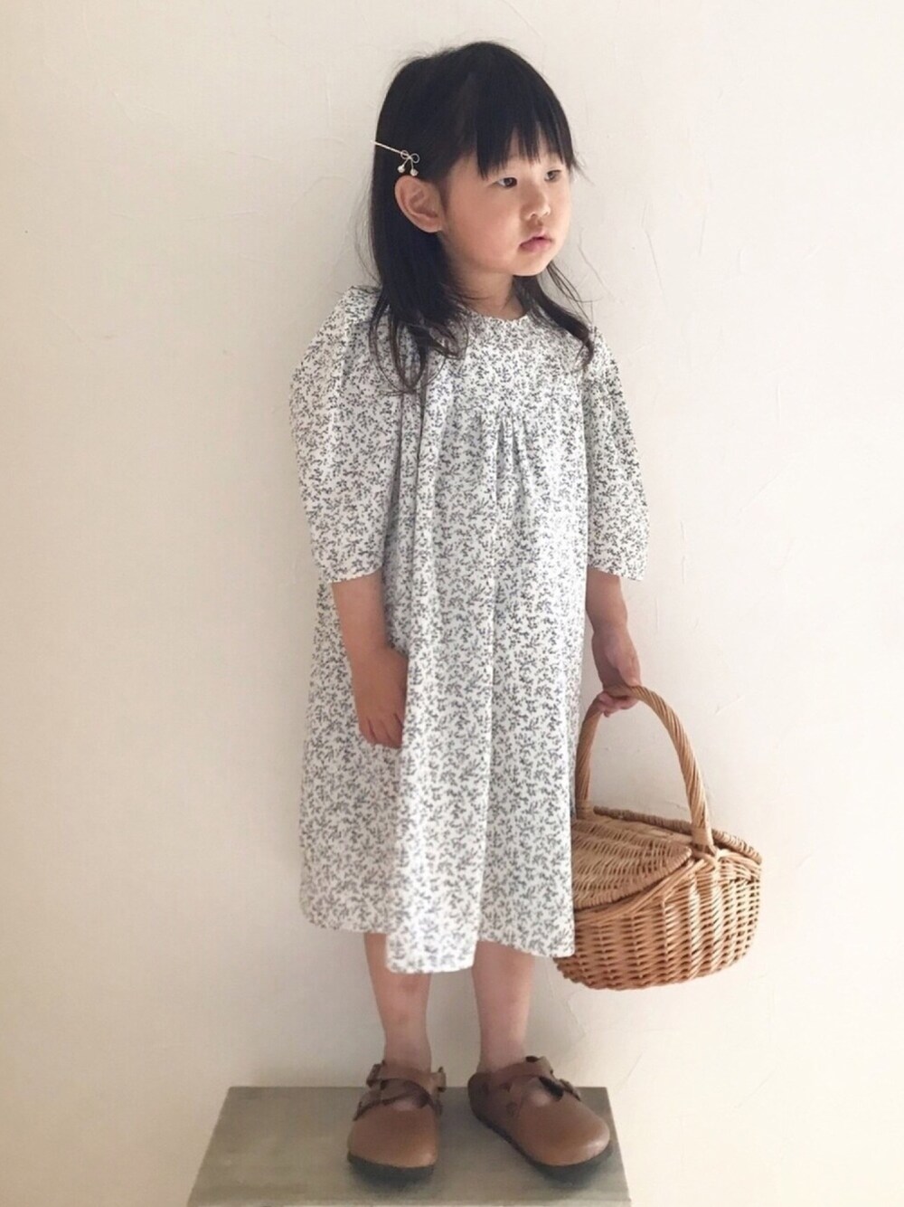 「休日スタイル、韓国子供服、ビエナビエン、SHIPS、birkenstock、かごバッグ、花柄ワンピース、キッズコーデ、パフスリーブ、bienabien」｜「BIRKENSTOCK kidsのアイテム（スリッポン、ブラウン系）」を使った、maakeeさん（キッズ・100cm）の春コーディネートの1枚目の写真