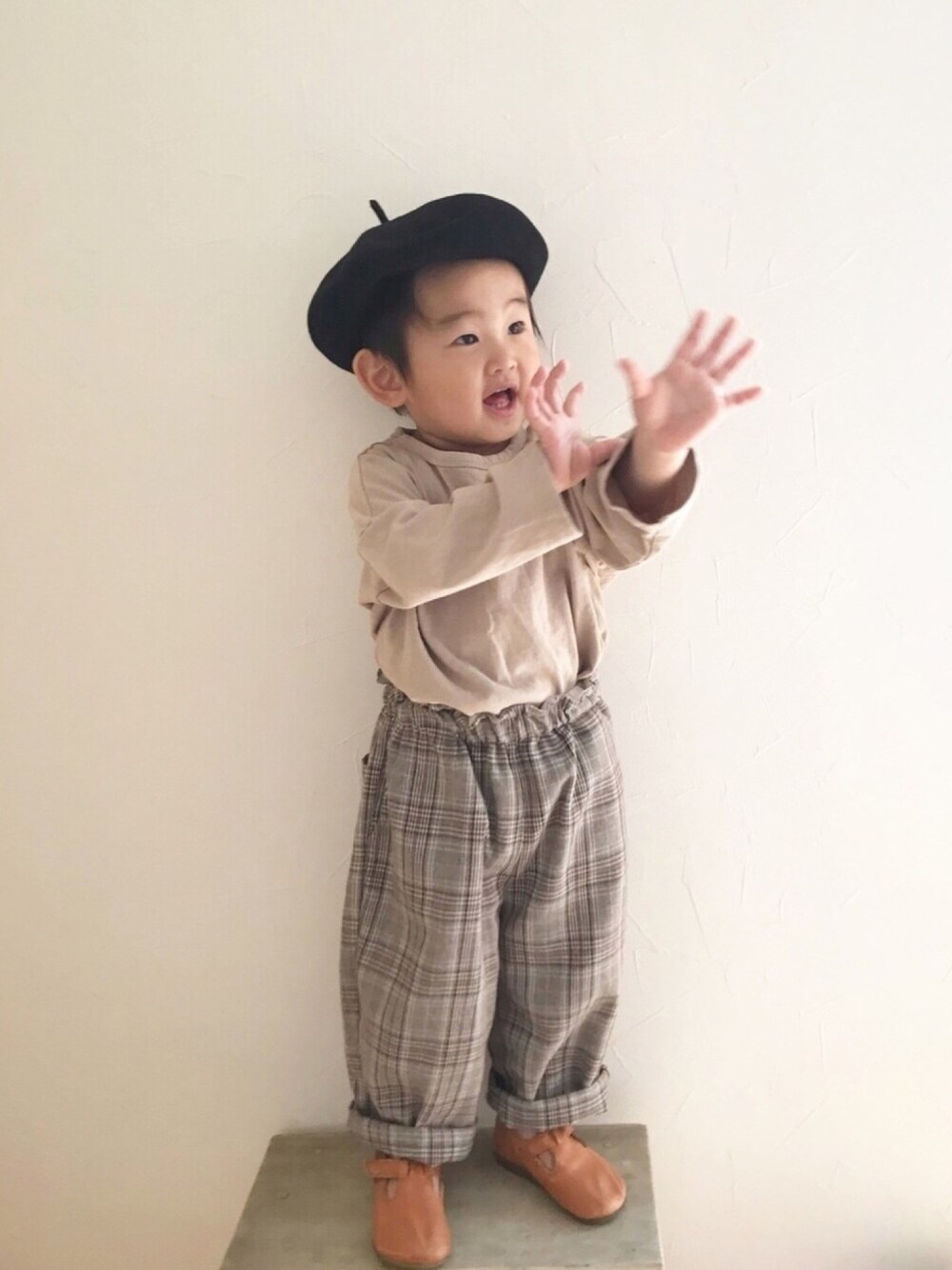 「春夏コーデ、韓国子供服、monmimi、ベレー帽、ベージュ、キッズファッション、ゆるコーデ、笑顔でstayhome、おうちde帽子コーデ、チェックパンツ」｜「ZOOMのアイテム（シューズ、ブラウン系）」を使った、maakeeさん（キッズ・100cm）の春コーディネートの1枚目の写真