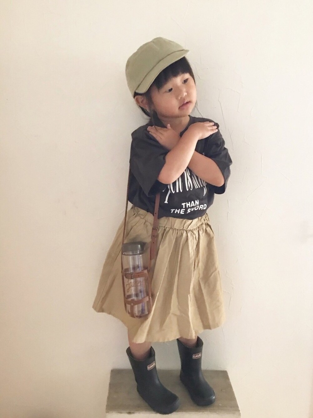 「夏だ！Tシャツ着よう！、Tシャツ、モンミミ、monmimi、キャップ、長靴、レインブーツ、フレアスカート、ボトルホルダー、コラボ」｜「SHIPS anyのSHIPS any× MONMIMI: 別注 プリント Tシャツ（Tシャツ/カットソー、グレー系）」を使った、maakeeさん（キッズ・100cm）の夏コーディネートの1枚目の写真