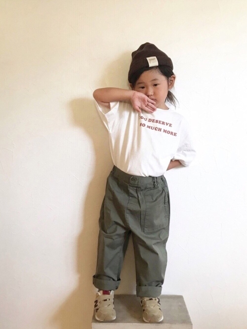 「ロゴT、カーゴパンツ、ニット帽、ビーニー、白Tシャツ、カーキ、ニューバランス、カジュアルコーデ」｜「LOWRYS FARMのロゴＴＥＥ　892705（Tシャツ/カットソー、ホワイト系）」を使った、maakeeさん（キッズ・100cm）の秋コーディネートの1枚目の写真