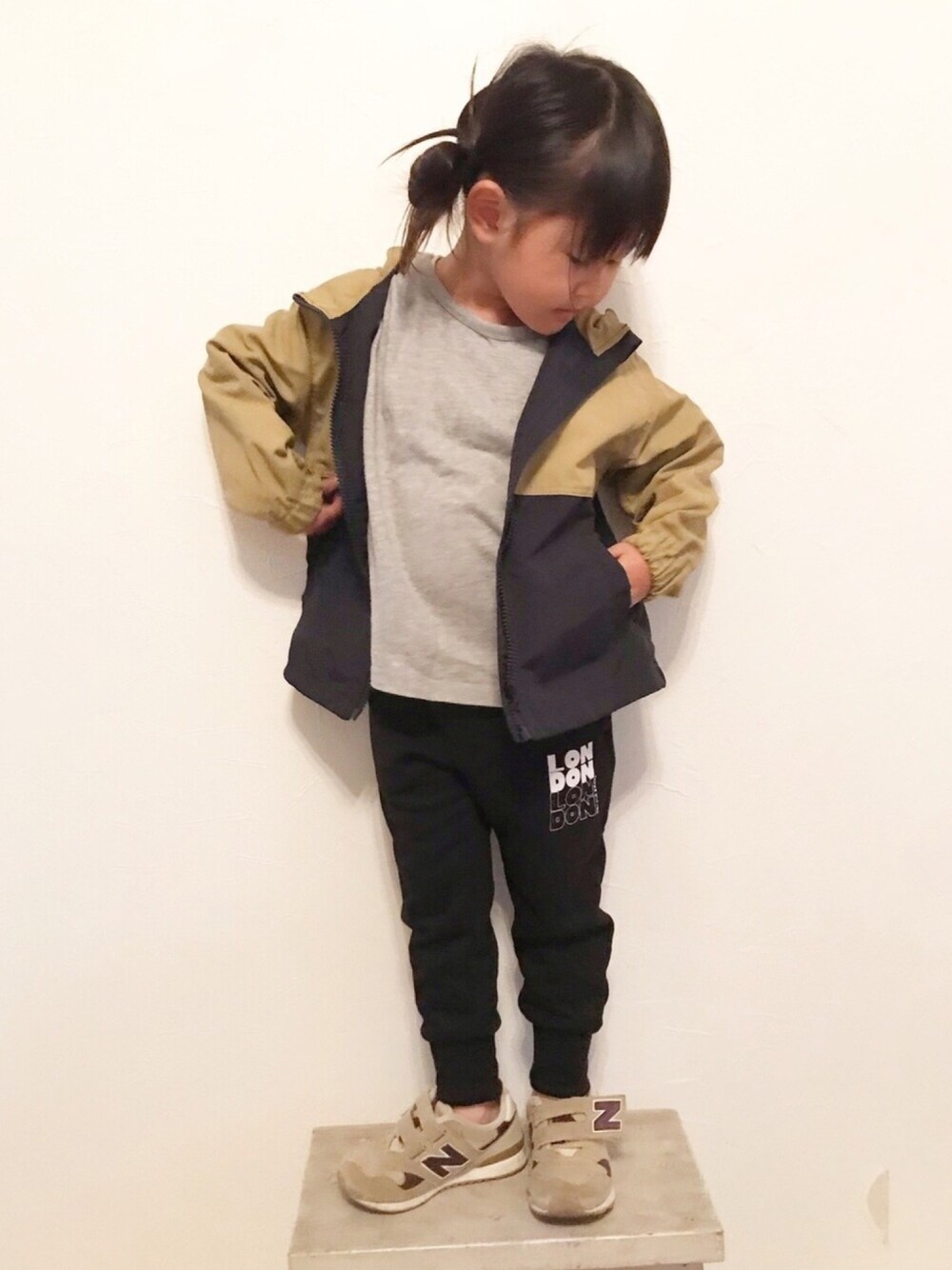 「ジョガーパンツ、スウェットパンツ、ナイロンジャケット、ウィンドブレーカー、スニーカー、ニューバランス、シンフルコーデ、ロンT、韓国子供服、monmimi」｜「BREEZEのcityprintカットソーパンツ（その他パンツ、ブラック系）」を使った、maakeeさん（キッズ・100cm）の秋コーディネートの1枚目の写真