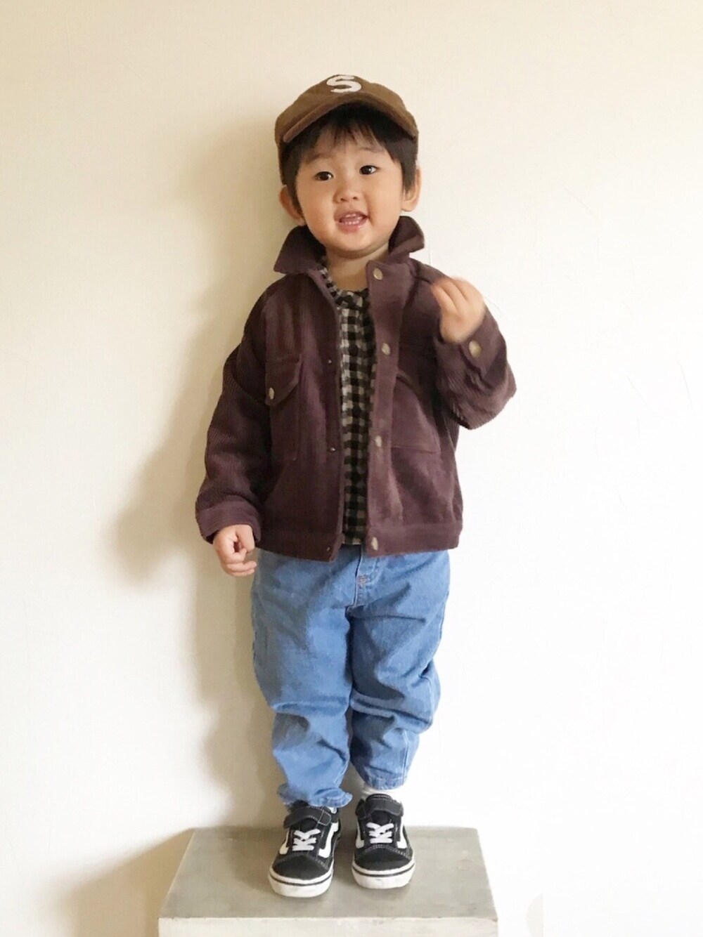 「コーデュロイ、コーデュロイジャケット、devirock、キャップ、デニム、チェックシャツ、VANS、オールドスクール」｜「VANSのキッズ VANS ヴァンズ OLD SKOOL オールドスクール V36CJ SP15 BLACK（スニーカー、ブラック系）」を使った、maakeeさん（キッズ・100cm）の秋コーディネートの1枚目の写真