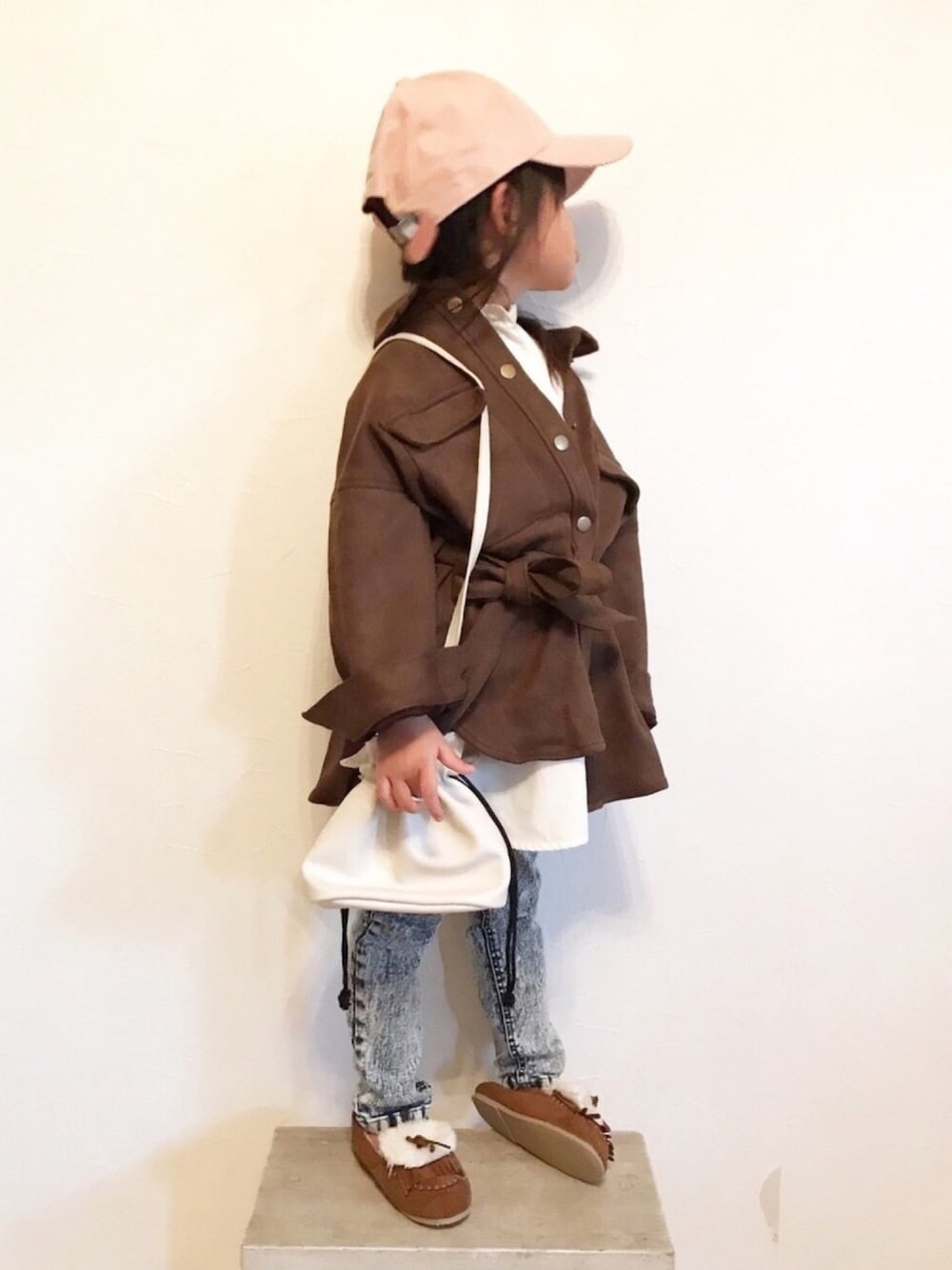 「スキニーデニム、ケミカルウォッシュ、ケミカルデニム、キャップ、スウェード、CPOジャケット、モカシン、シャツスタイル、巾着バッグ」｜「西松屋のアイテム（シューズ、ブラウン系）」を使った、maakeeさん（キッズ・100cm）の冬コーディネートの1枚目の写真