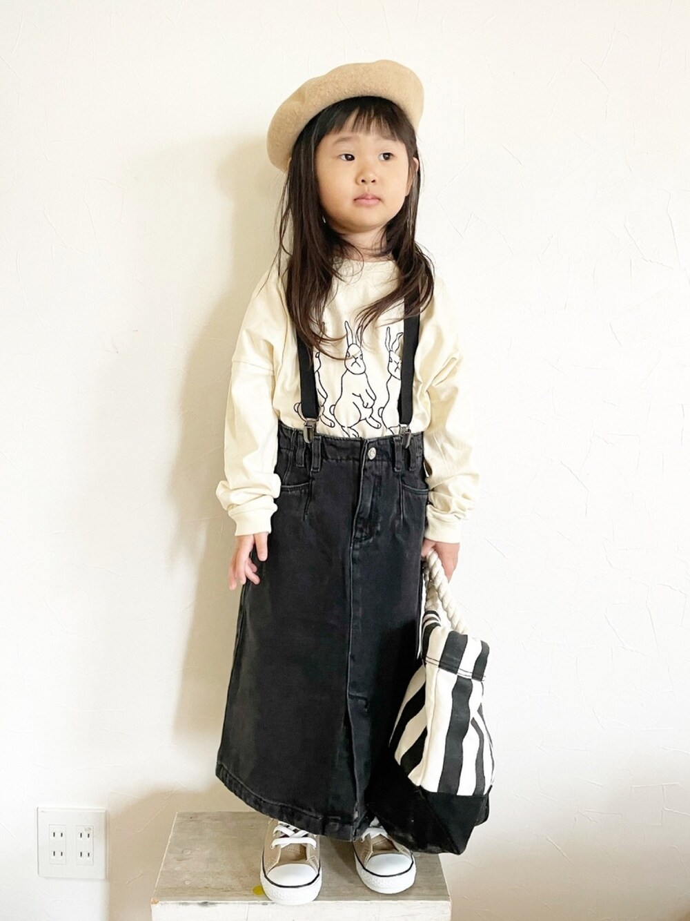 「ロンT、デニムスカート、ブラックデニム、サスペンダー、ベレー帽、コンバース、オールスター、韓国子供服、monmimi、LOWRYS FARM」｜「LOWRYS FARMのアイテム（Tシャツ/カットソー、ベージュ系）」を使った、maakeeさん（キッズ・110cm）の冬コーディネートの1枚目の写真