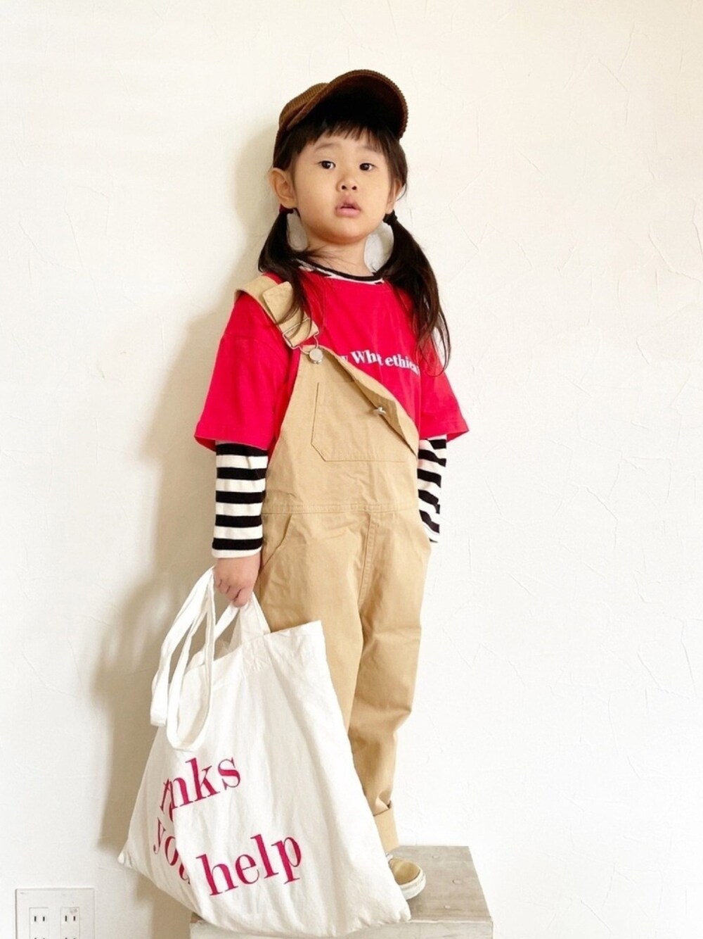 「オーバーオール、赤Tシャツ、ボーダー、キャップ、ロゴT、ロゴトート、韓国子供服、monmimi、モンミミ、LOWRYS FARM」｜「LOWRYS FARMのｍｏｎｍｉｍｉコラボＴシャツ　934531（Tシャツ/カットソー、レッド系）」を使った、maakeeさん（キッズ・110cm）の冬コーディネートの1枚目の写真