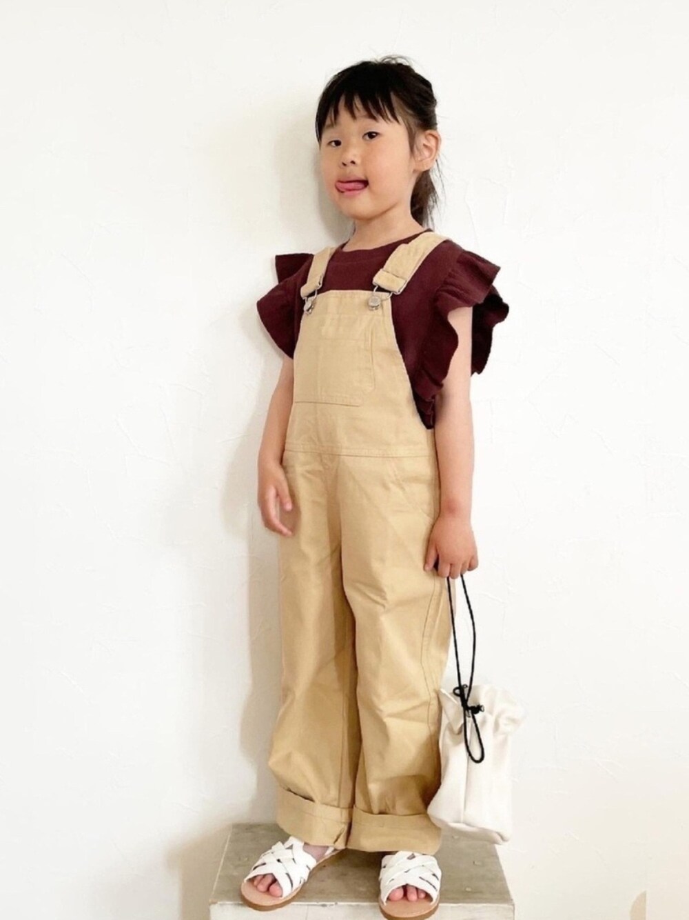「これが私をアゲる服、サンダル、サロペット、タンクトップ、monmimi、韓国子供服、巾着バッグ、フリル、ZARA」｜「LOWRYS FARMのソデフリルＳＳ　947067（Tシャツ/カットソー、ブラウン系）」を使った、maakeeさん（キッズ・110cm）の春コーディネートの1枚目の写真