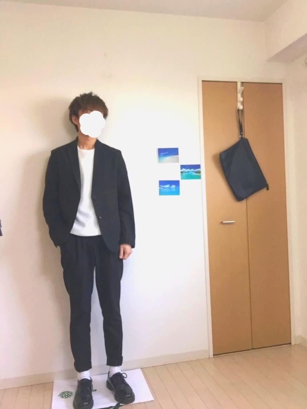 ブラック系のテーラードジャケット、ブラック系のその他パンツ、ホワイト系のニット/セーターを着用したメンズの春コーディネートの1枚目の写真