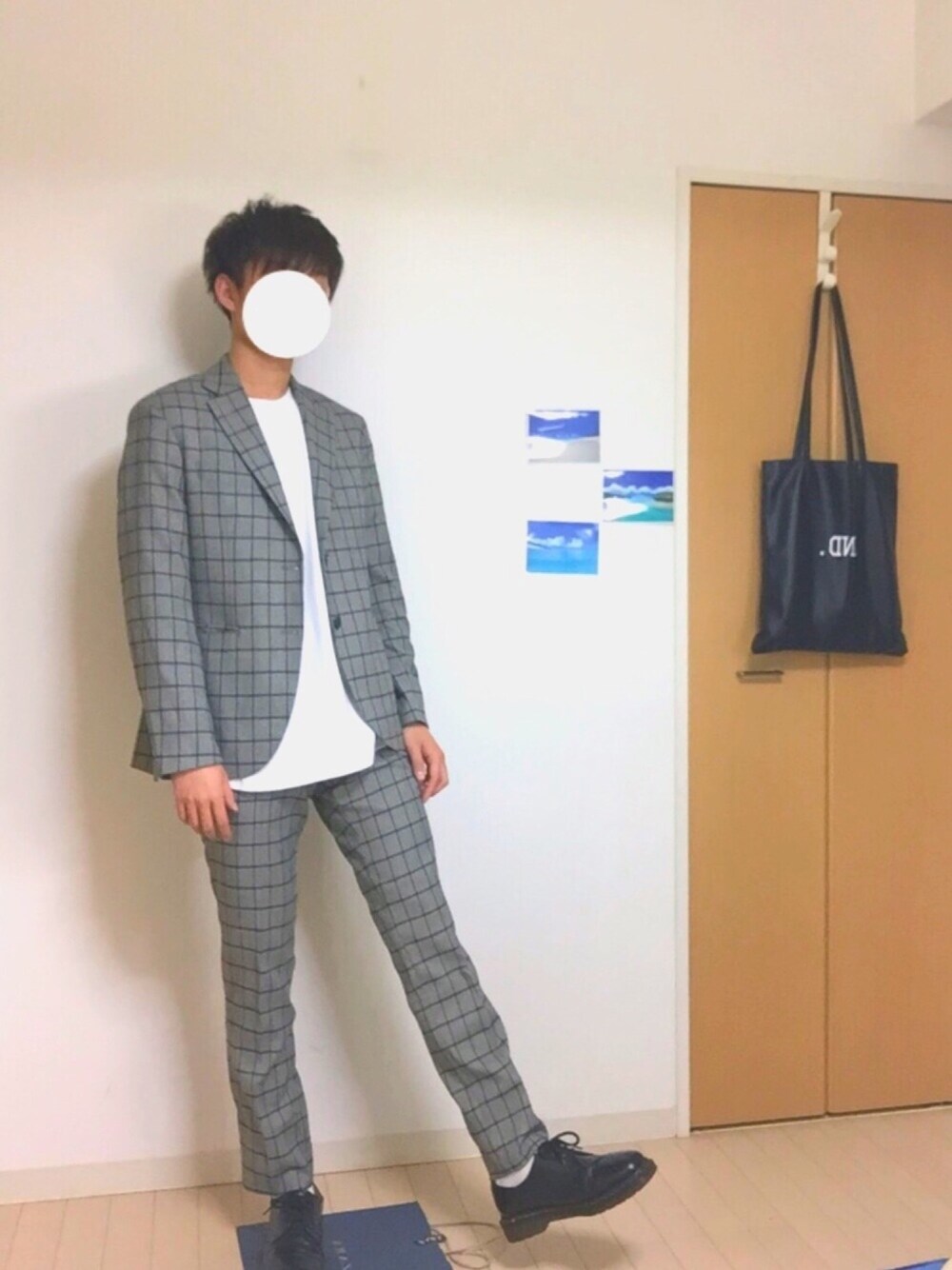 グレー系のテーラードジャケット、グレー系のその他パンツ、ブラック系のトートバッグを着用したメンズの春コーディネートの1枚目の写真