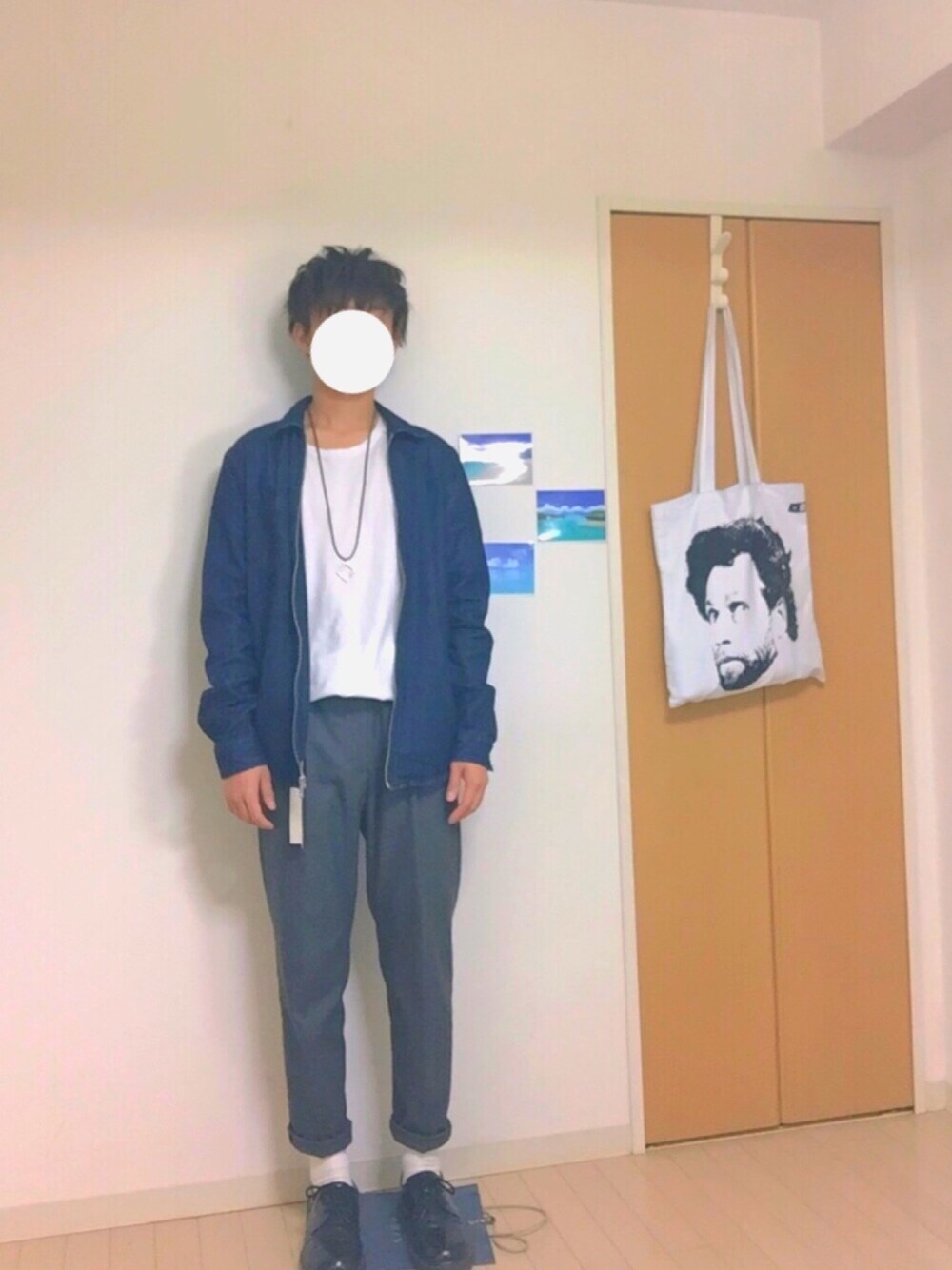 グレー系のスラックス、ホワイト系のTシャツ/カットソー、ブラック系のブーツを着用したメンズの春コーディネートの1枚目の写真