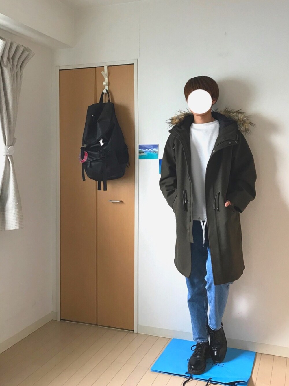 「シンプル、カジュアルコーデ、モッズコート、カーキ、デニム、白ニット、黒リュック、Dr.Martens、アメカジ」｜「SEVENDAYS=SUNDAYの・モール系裾ドロスト付きカットソー（Tシャツ/カットソー、ホワイト系）」を使った、あきさん（メンズ・170cm）の冬コーディネートの1枚目の写真