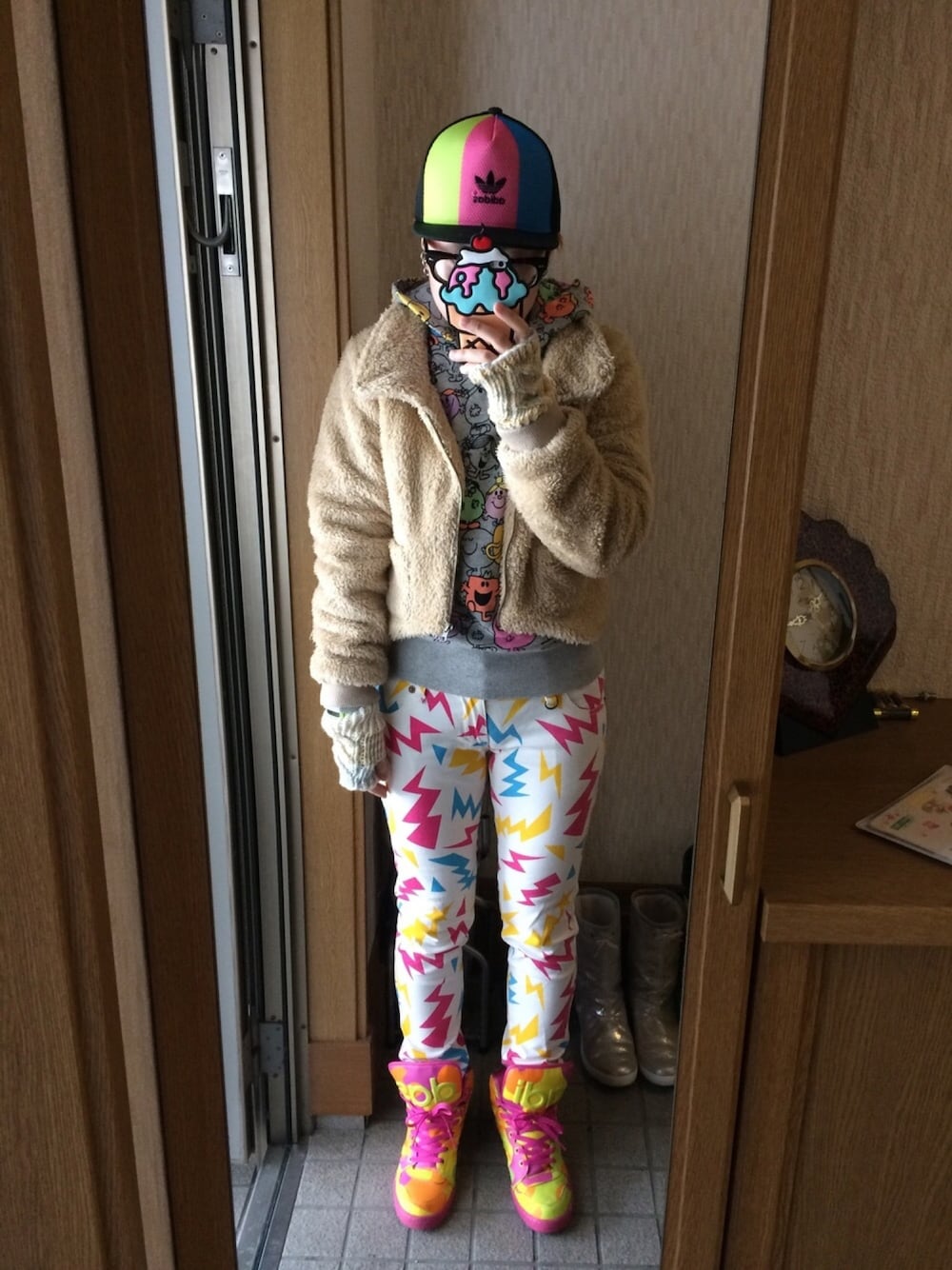 ピンク系のスニーカーを着用したメンズの春コーディネートの1枚目の写真