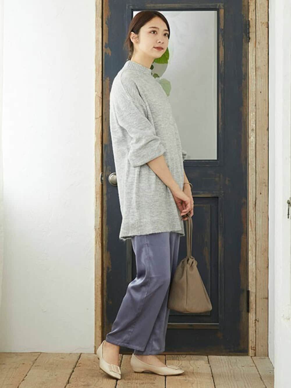 ホワイト系のパンプスを着用したレディースの秋コーディネートの1枚目の写真