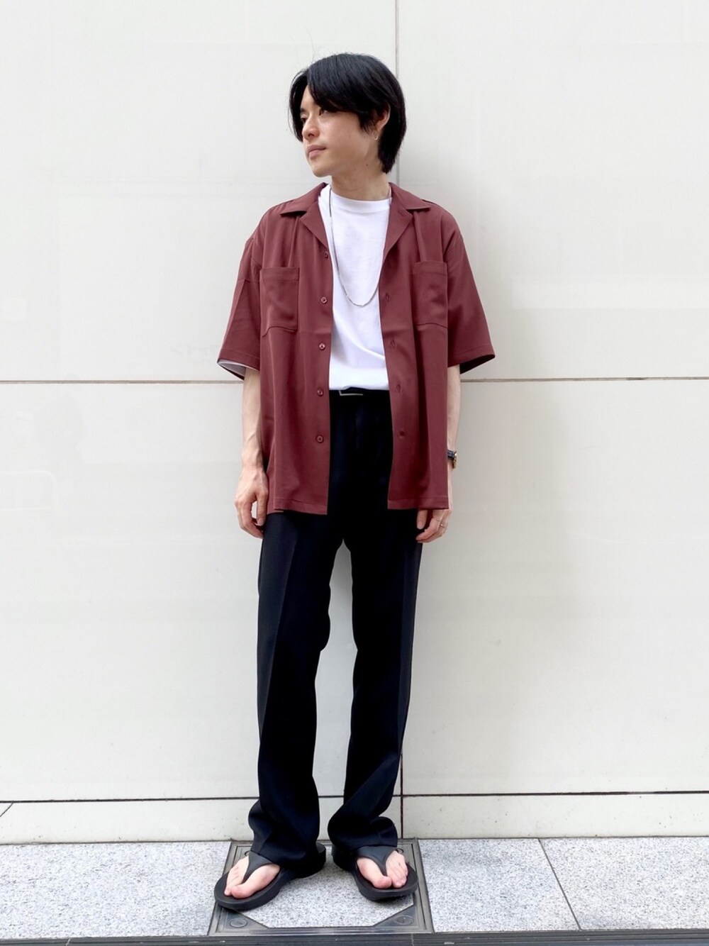 「Junred、夏コーデ、シャツスタイル、オトナカジュアル、きれいめカジュアル、Tシャツ、サンダル、フレアパンツ、ラフ、リラックススタイル」｜「JUNREDのWポケットドレープオープンカラーシャツ（シャツ/ブラウス、ブラウン系）」を使った、umesakiさん（メンズ・165cm）の夏コーディネートの1枚目の写真
