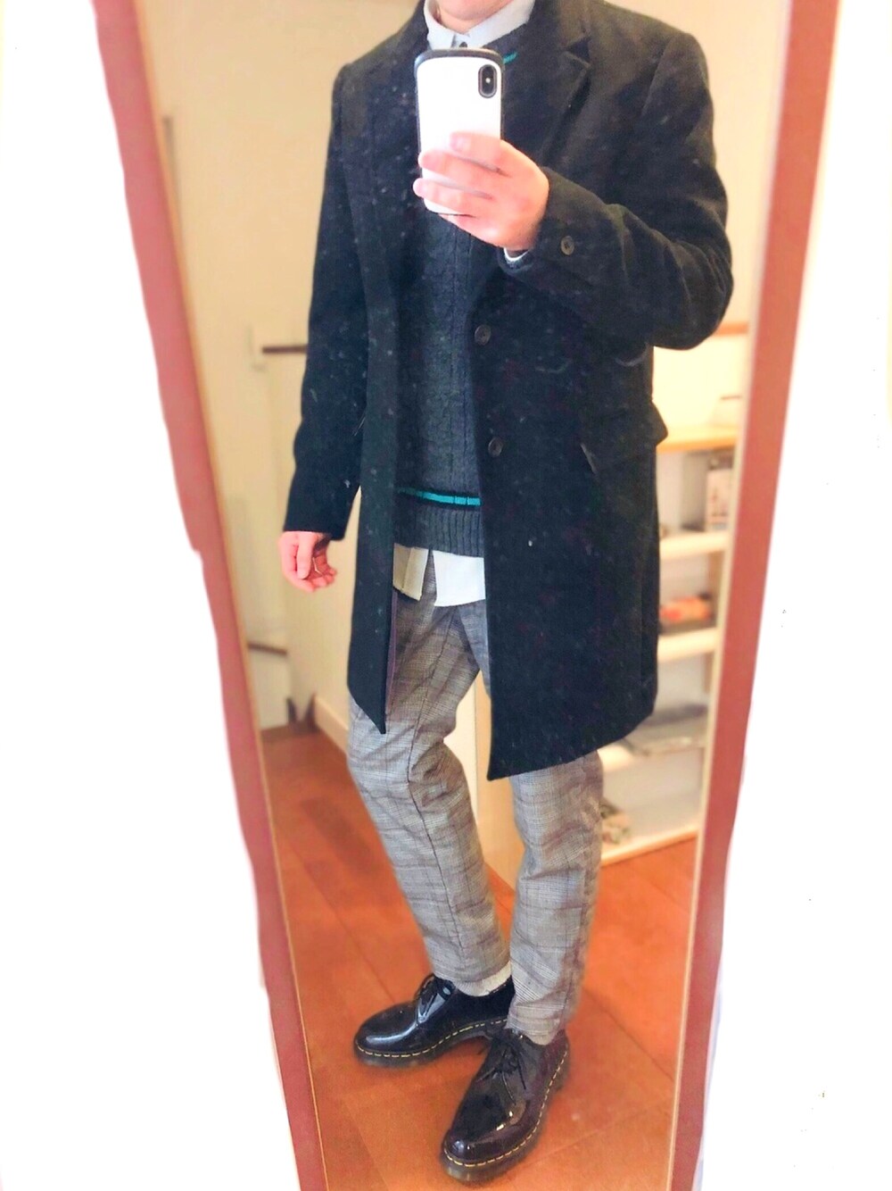 「初売りセールで買いました2019、Dr.Martens、グレー、チェックパンツ」｜「JUNREDのウォームクロスチェスターコート（チェスターコート、ブラック系）」を使った、たにほいさん（メンズ・170cm）の冬コーディネートの1枚目の写真